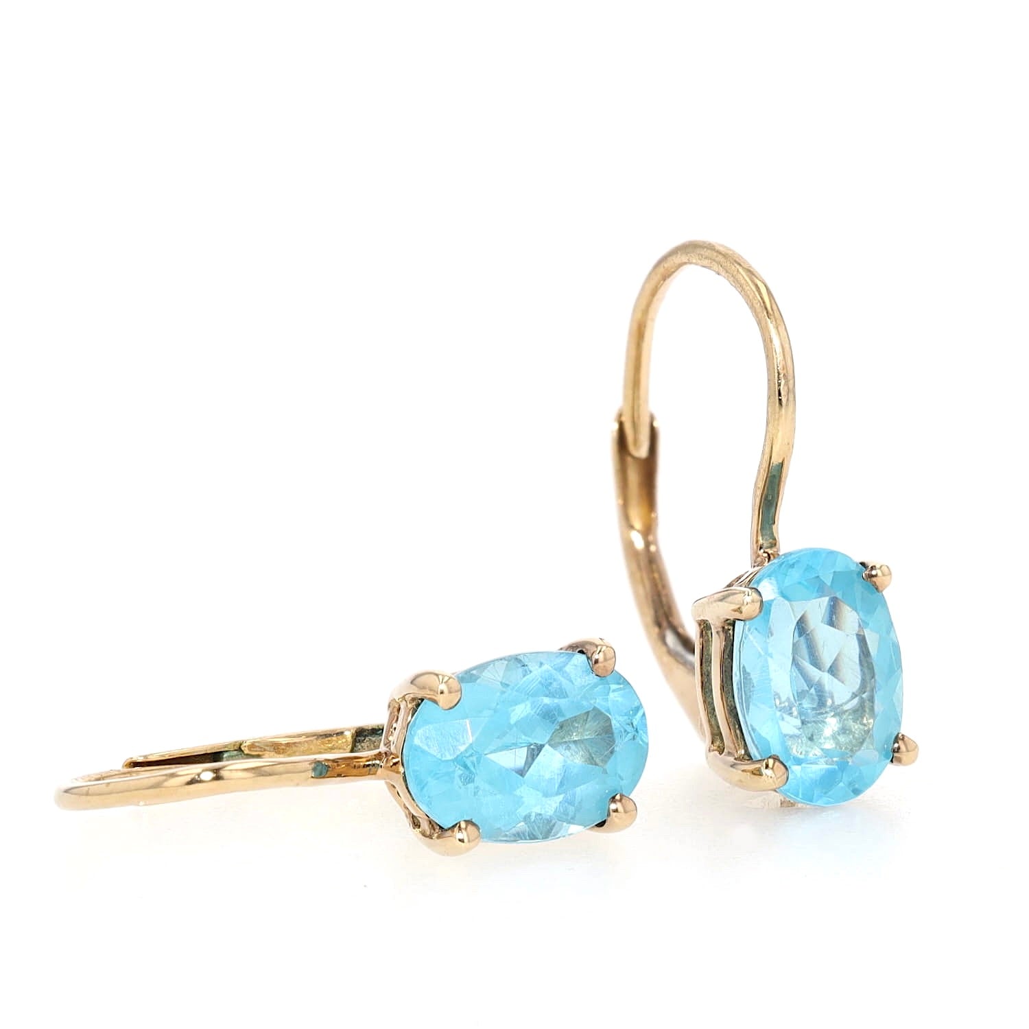 Pair of earrings in 333 yellow gold, each with one apatite, one standing and one lying, turned to the right