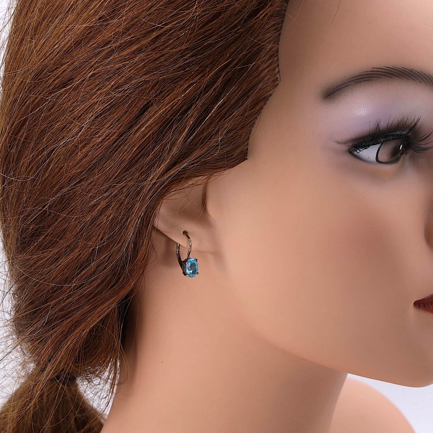 Pair of earrings in 333 yellow gold, each with an apatite, individually on the ear