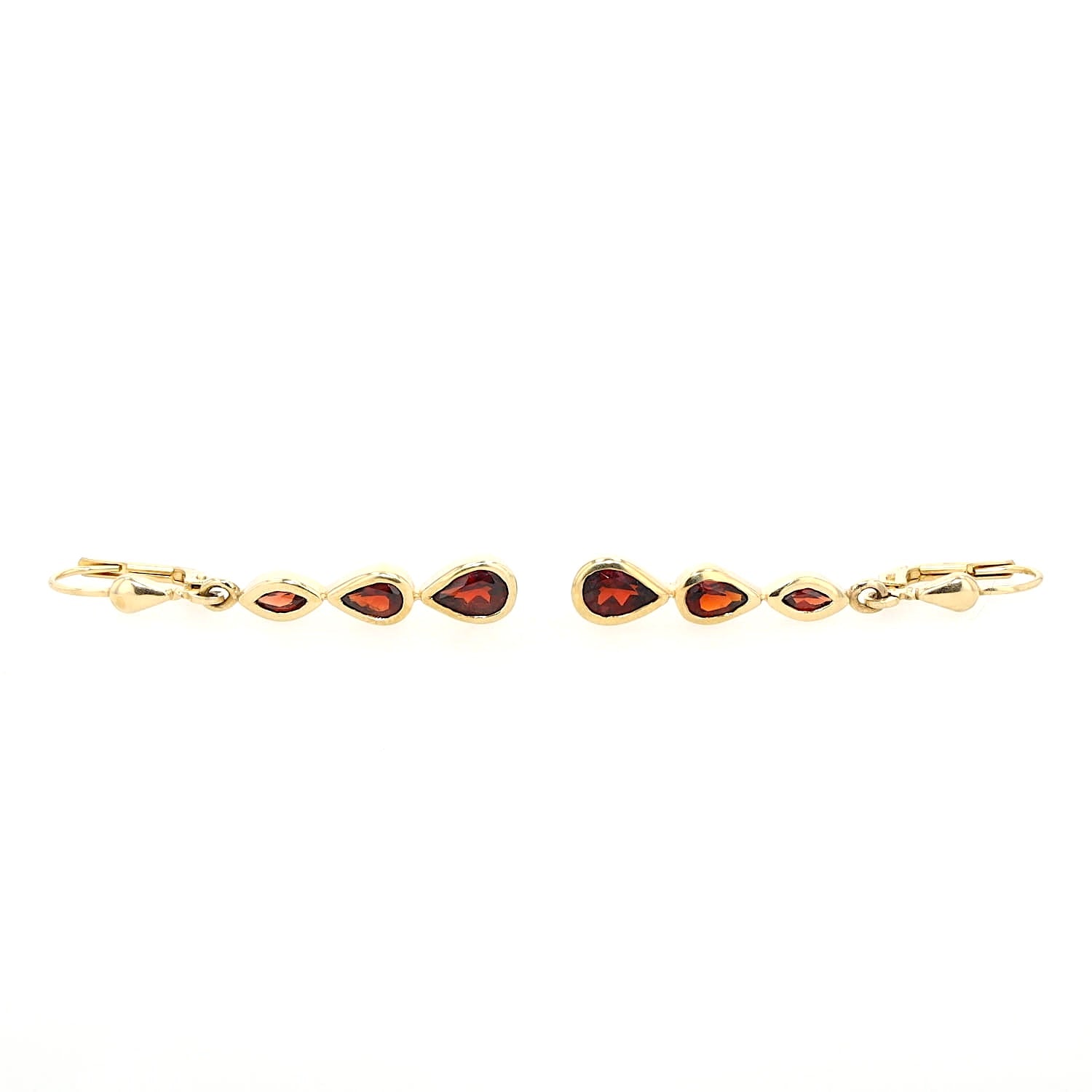 Earrings in 375 yellow gold with garnets, lying frontal