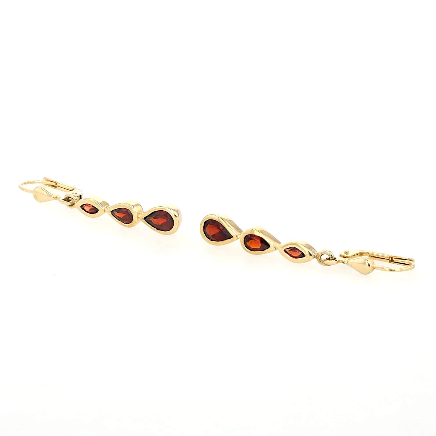 Earrings in 375 yellow gold with garnets, turned horizontally to the left