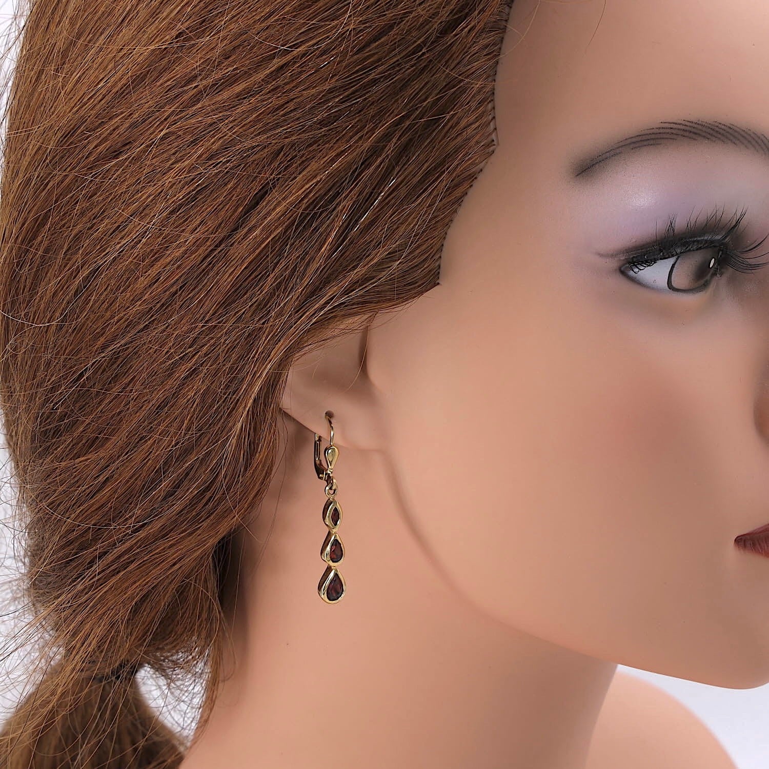 Earrings in 375 yellow gold with garnets, individually on the ear