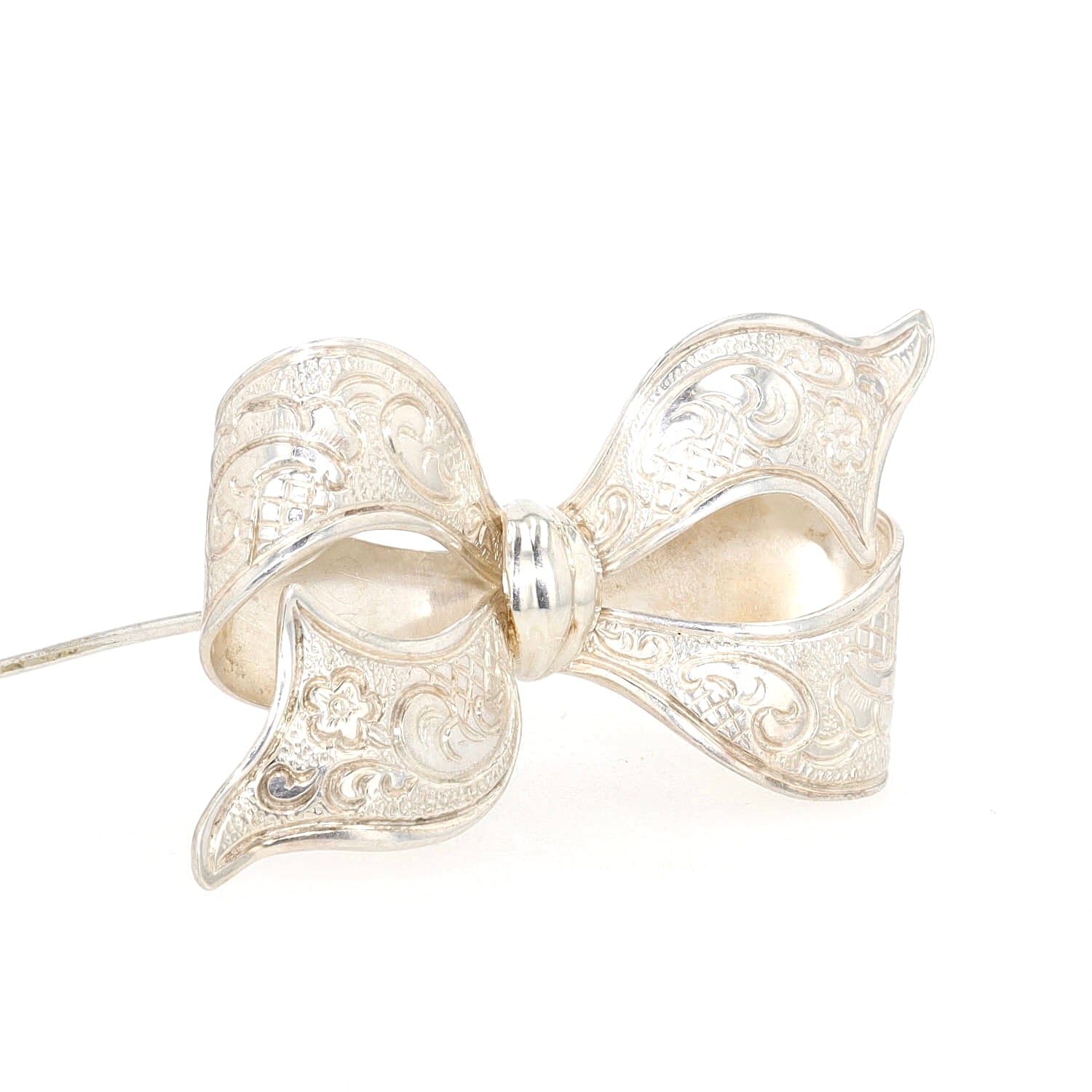 Vintage bow brooch in 830 silver, standing turned right