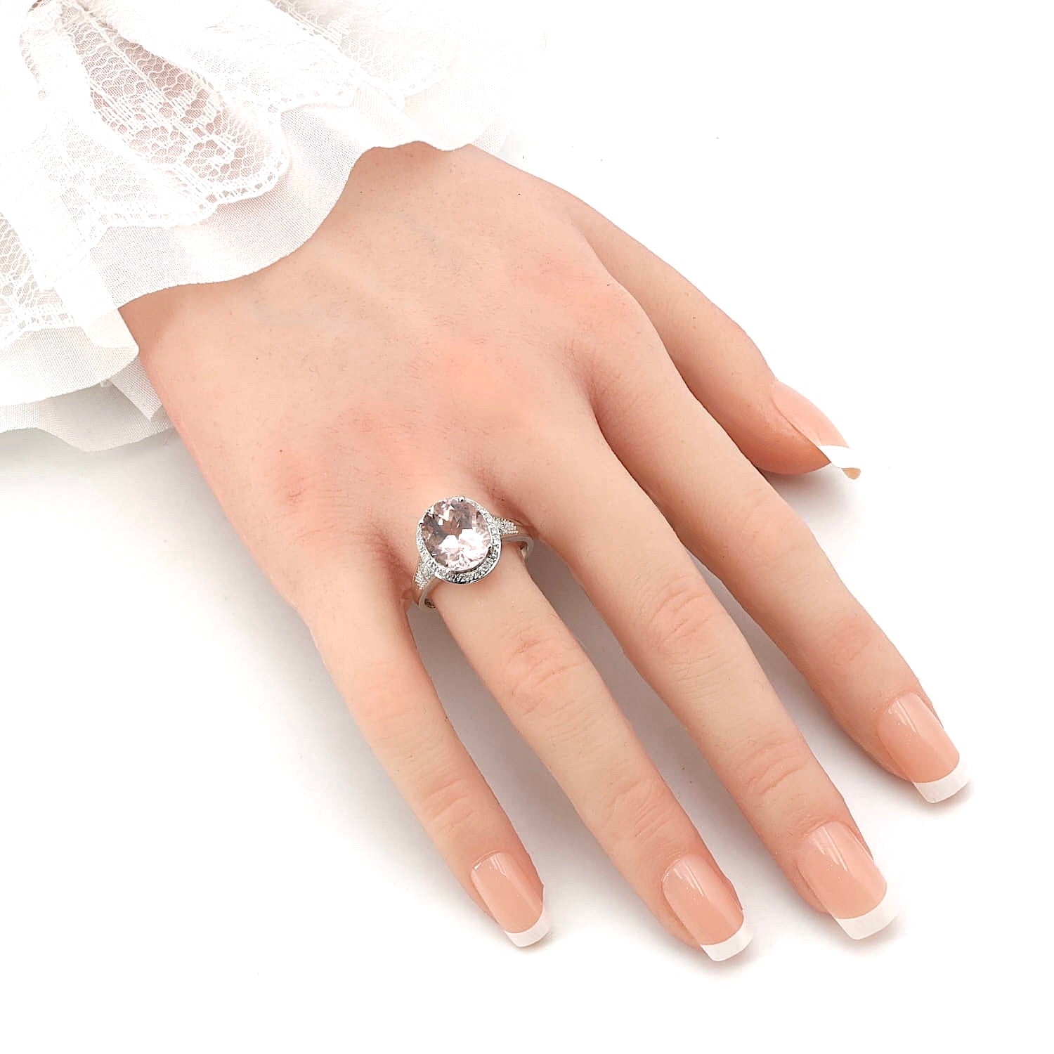 Ring in 585 white gold with a morganite and diamonds, standing