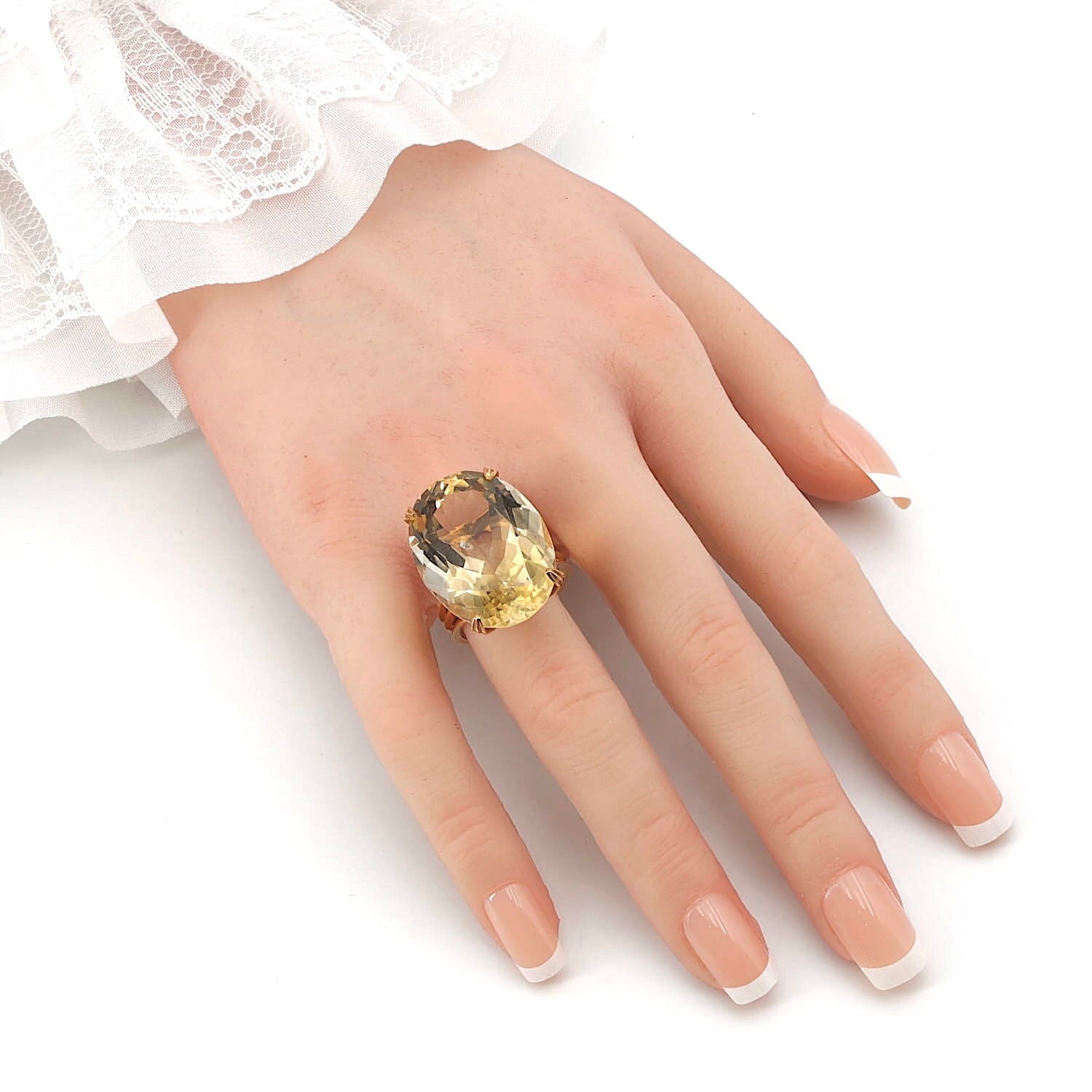 Ring in 585 rose gold with an approx. 40 ct citrine , on the hand