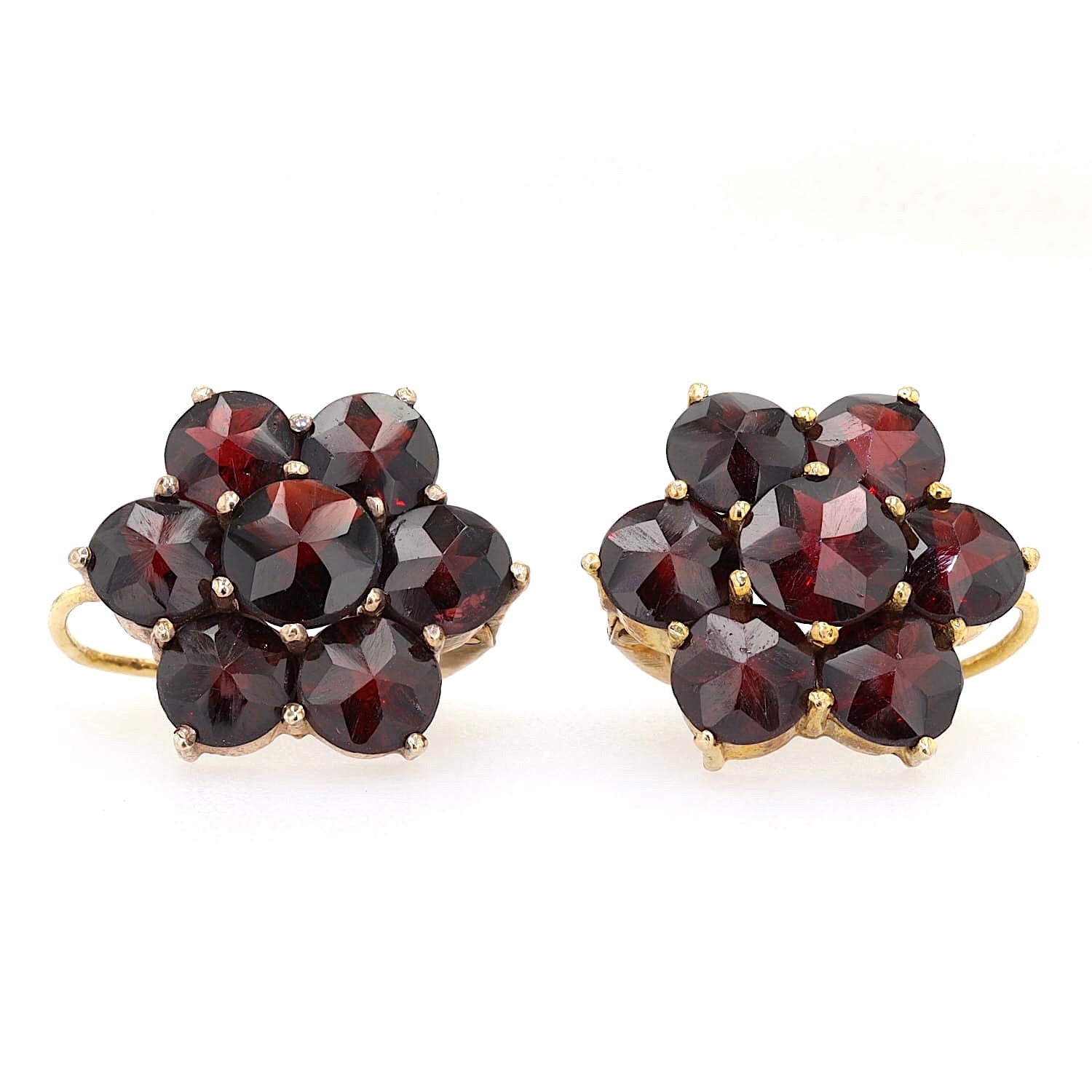 Earrings in 333 yellow gold with garnets, lying frontal