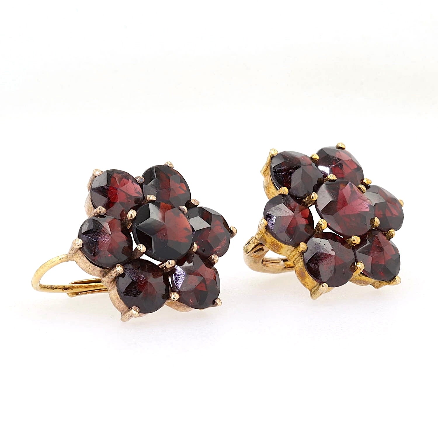 Earrings in 333 yellow gold with garnets, turned horizontally to the right