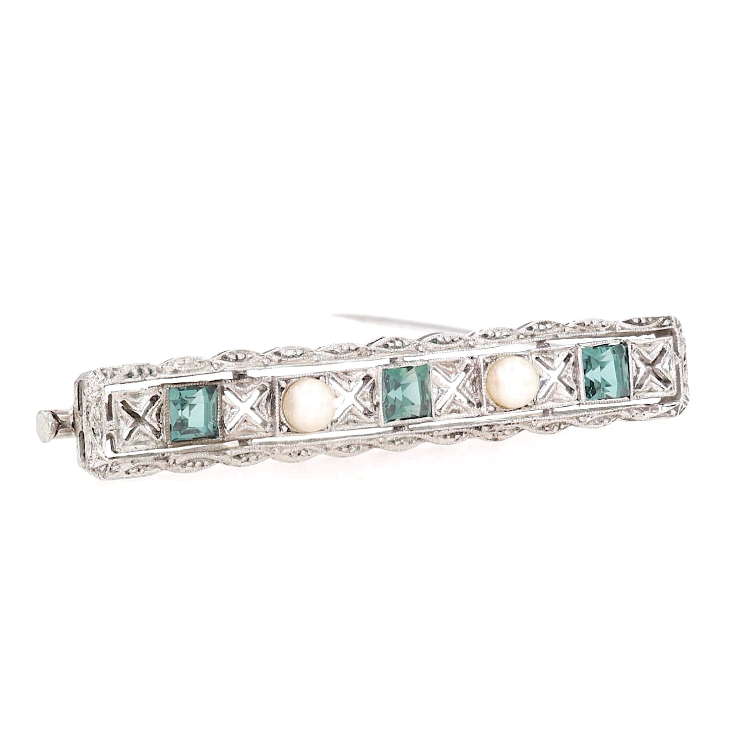 Vintage brooch in 925 silver with cultured pearls and green synthetic spinels, set up turned to the right