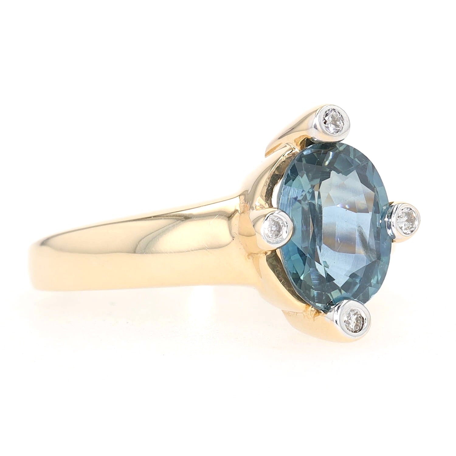 Ring in 585 yellow gold with a blue sapphire and brilliants, turned horizontally to the right