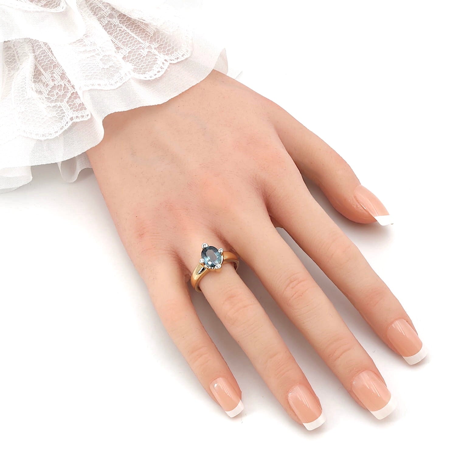 Ring in 585 yellow gold with a blue sapphire and brilliants, on the hand