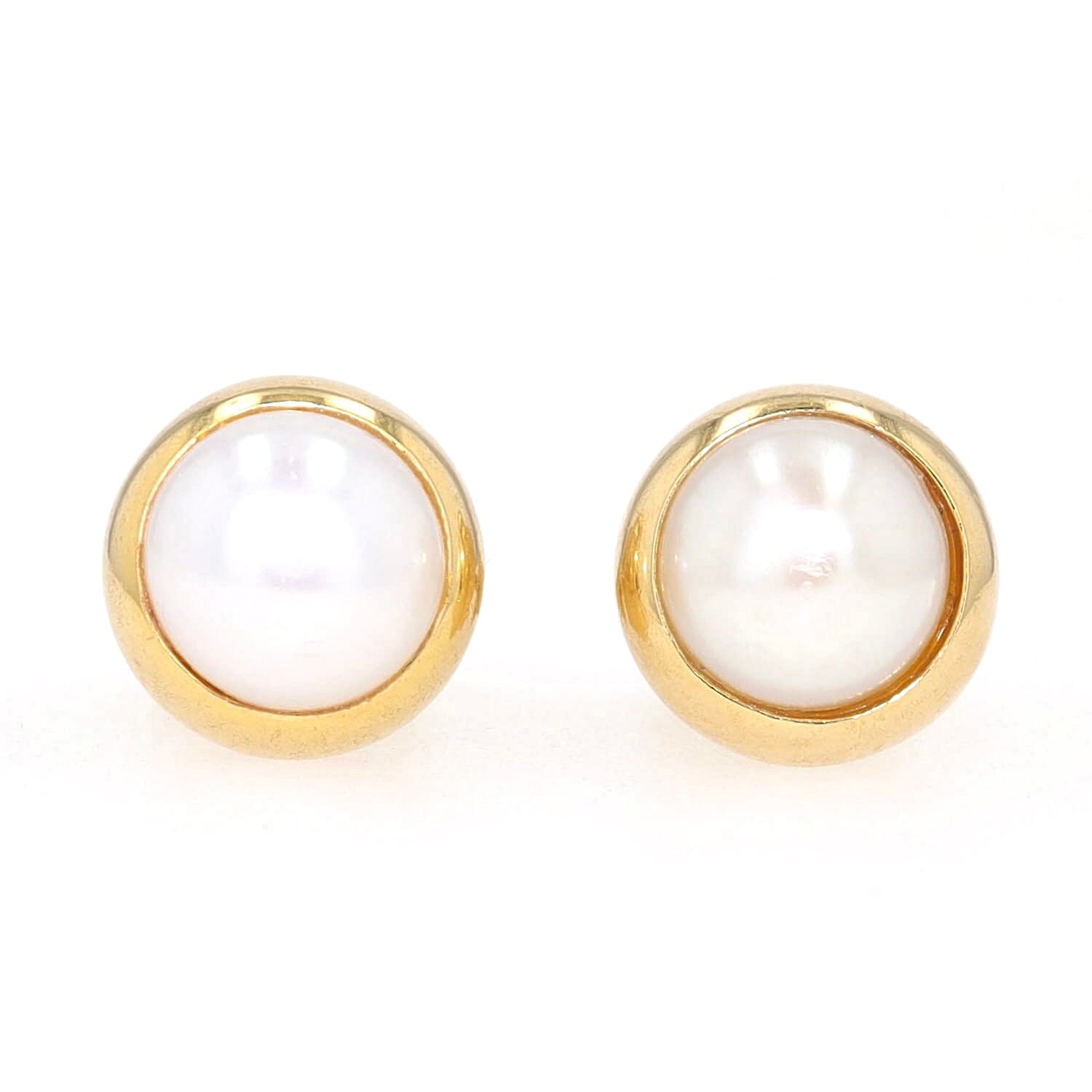 Pair of ear studs by Ehinger Schwarz in 750 yellow gold, each with a cultured pearl, lying frontally