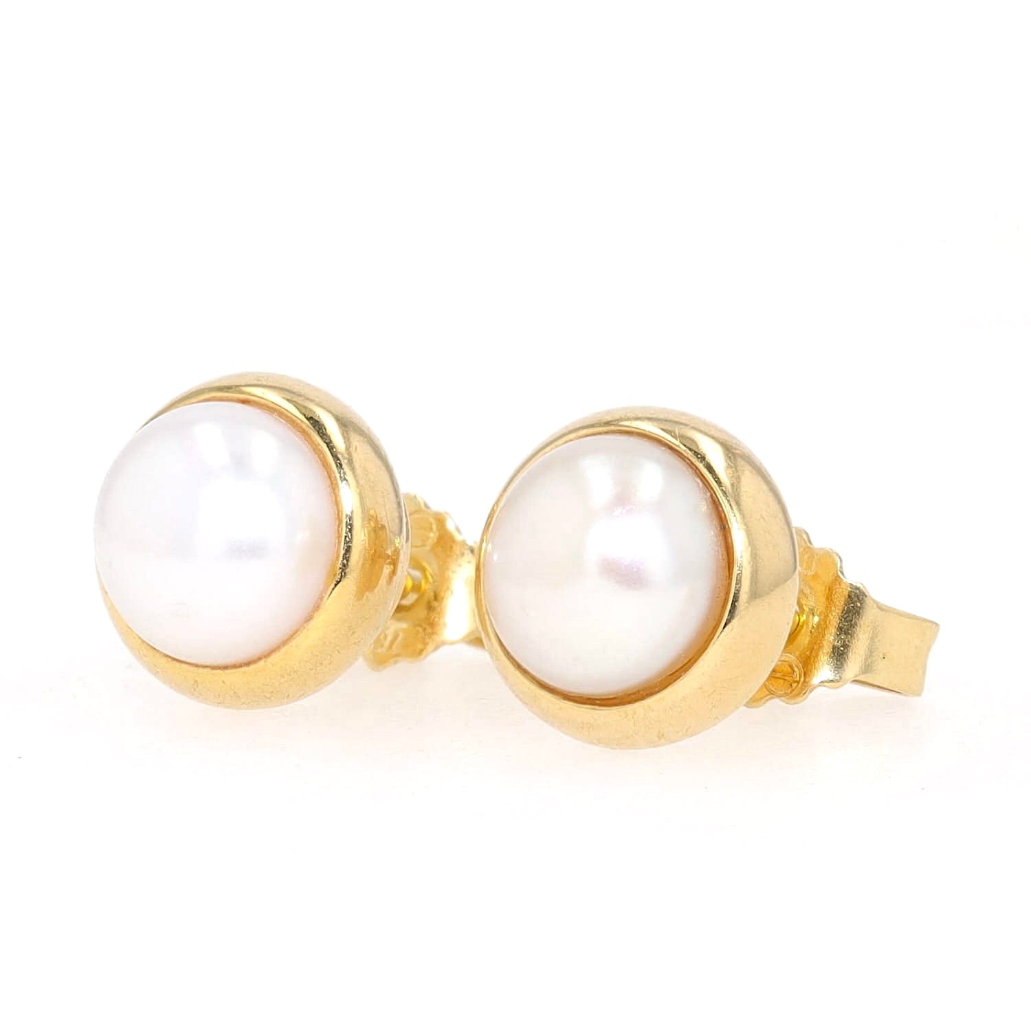 Pair of ear studs by Ehinger Schwarz in 750 yellow gold, each with a cultured pearl, turned horizontally to the left