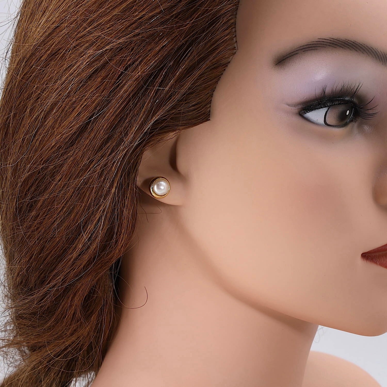 Pair of ear studs by Ehinger Schwarz in 750 yellow gold, each with a cultured pearl, individually on the ear