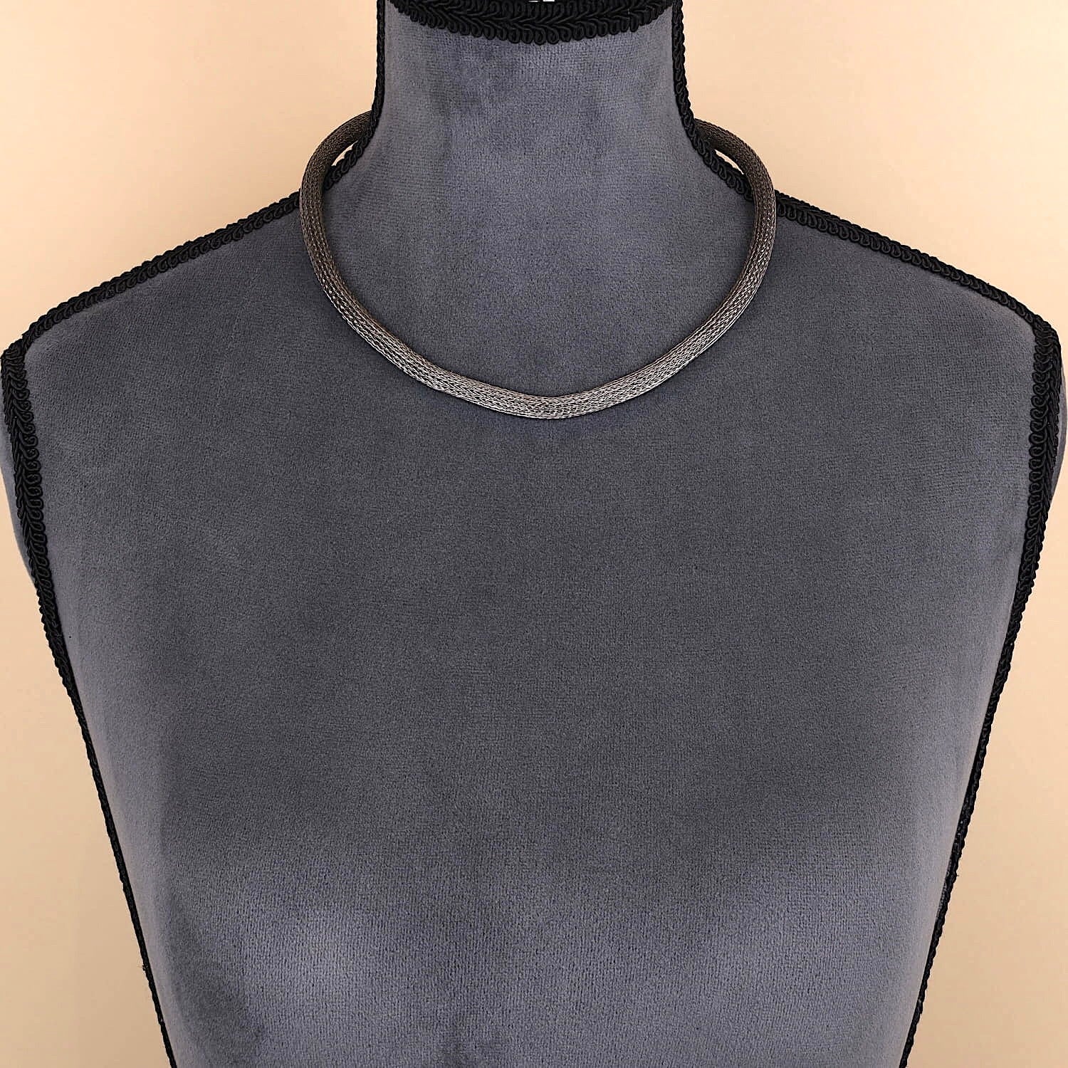 Palladium knitted chain with a 750 yellow gold clasp on the bust