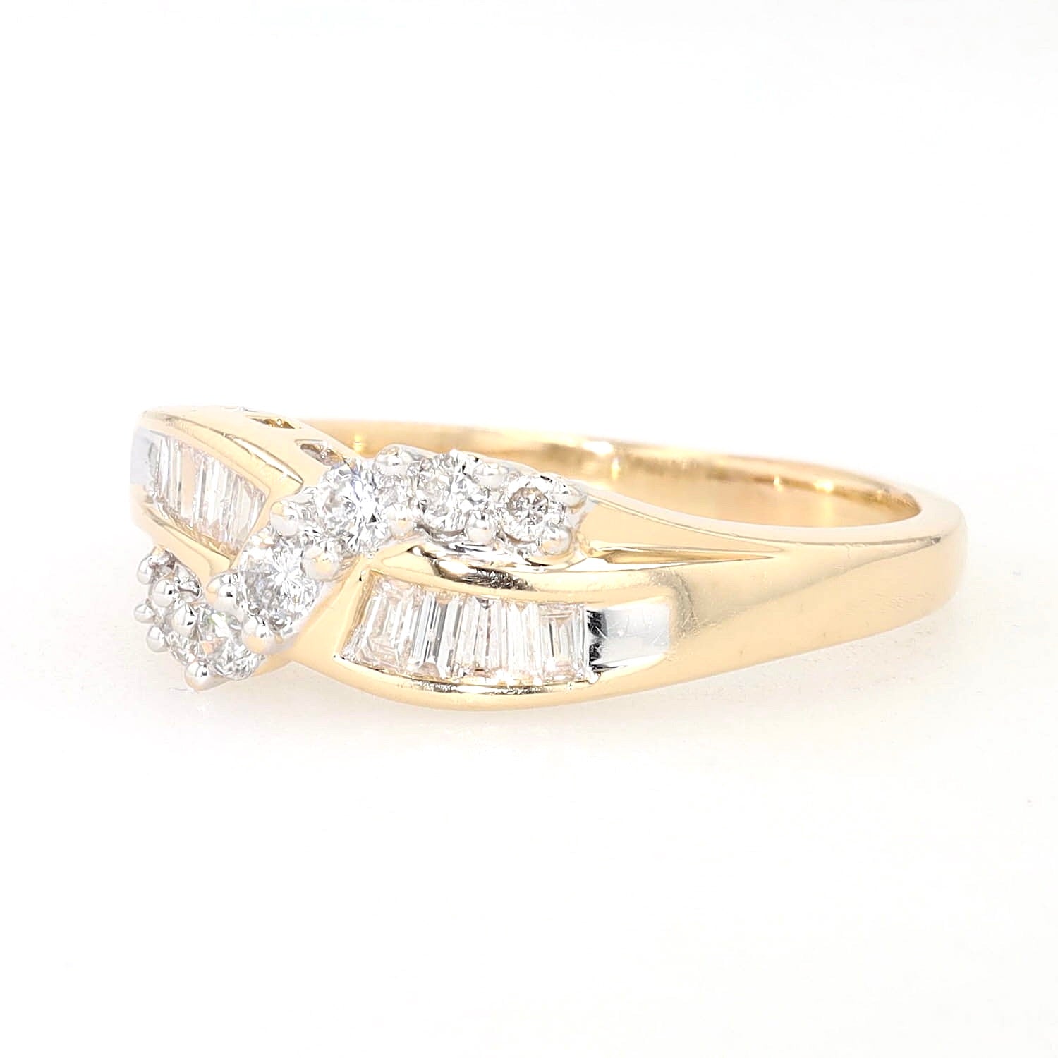 Ring in 585 yellow gold with approx. 0.45 ct brilliants and diamonds, turned horizontally to the left
