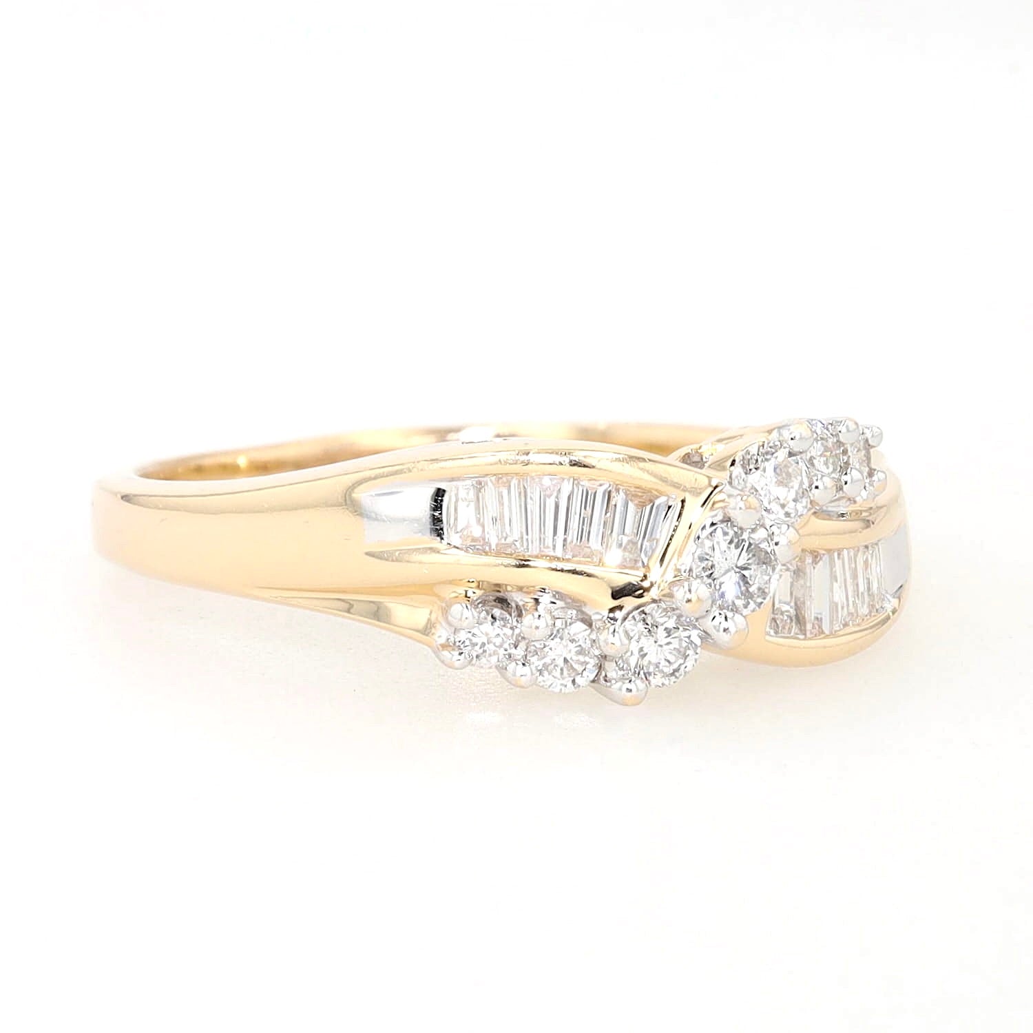 Ring in 585 yellow gold with approx. 0.45 ct brilliants and diamonds, turned horizontally to the right