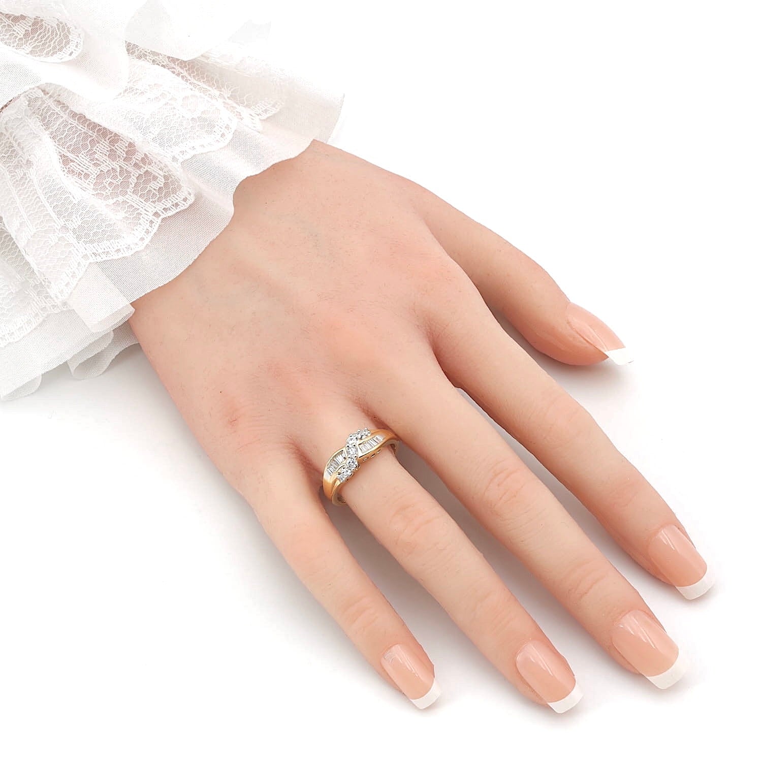 Ring in 585 yellow gold with approx. 0.45 ct brilliants and diamonds, on the hand