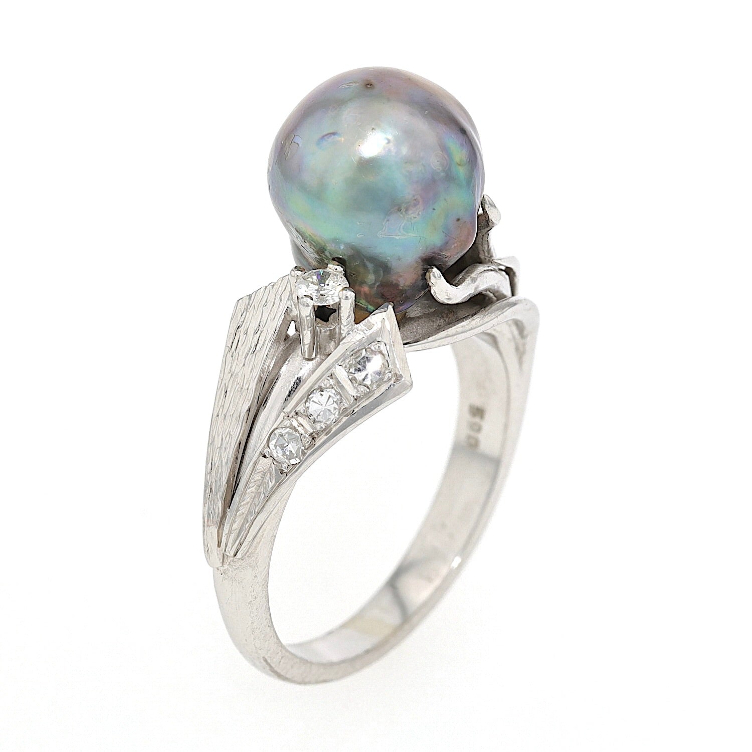 Ring in 590 white gold with a cultured pearl and diamonds, standing