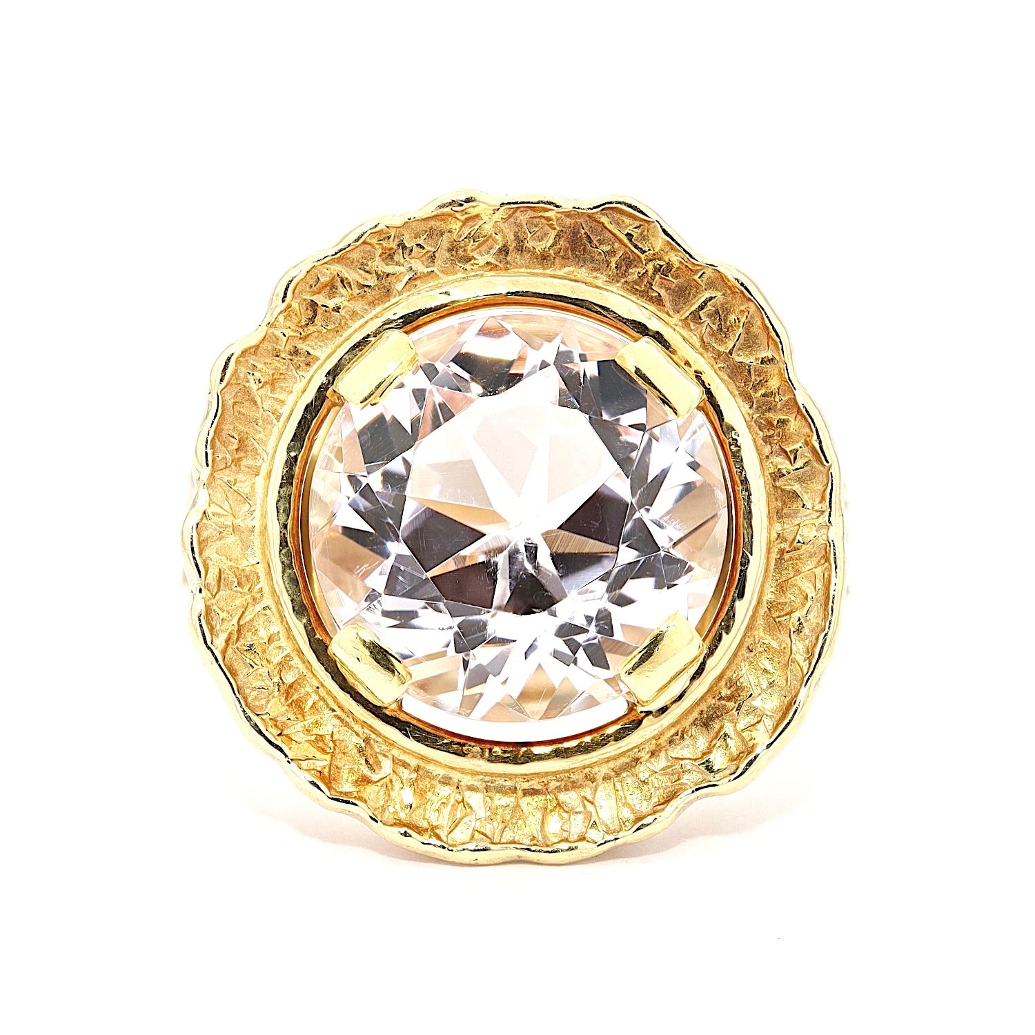 Ring in 585 yellow gold with a large morganite, lying frontally