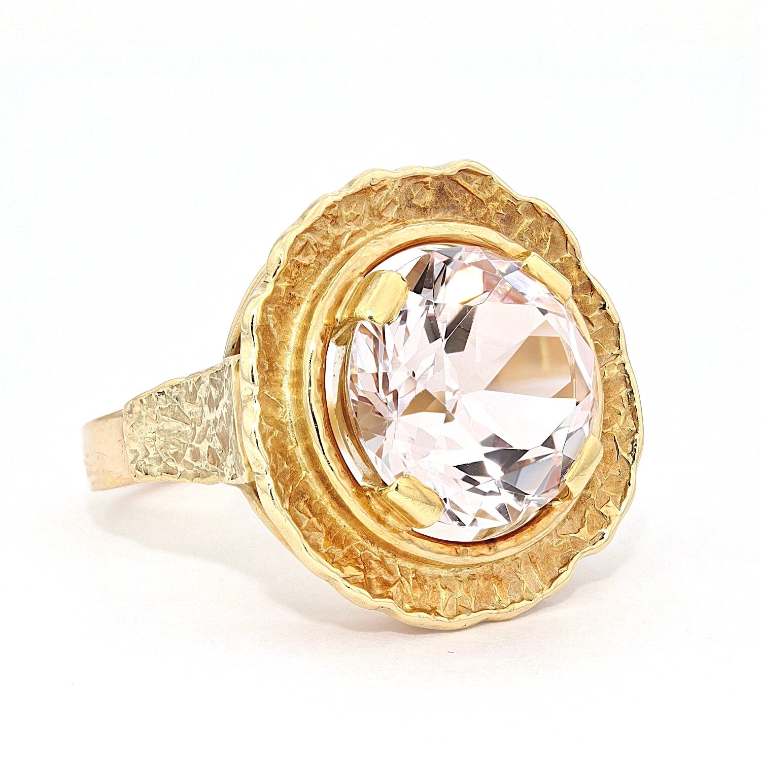 Ring in 585 yellow gold with a large morganite, turned horizontally to the right