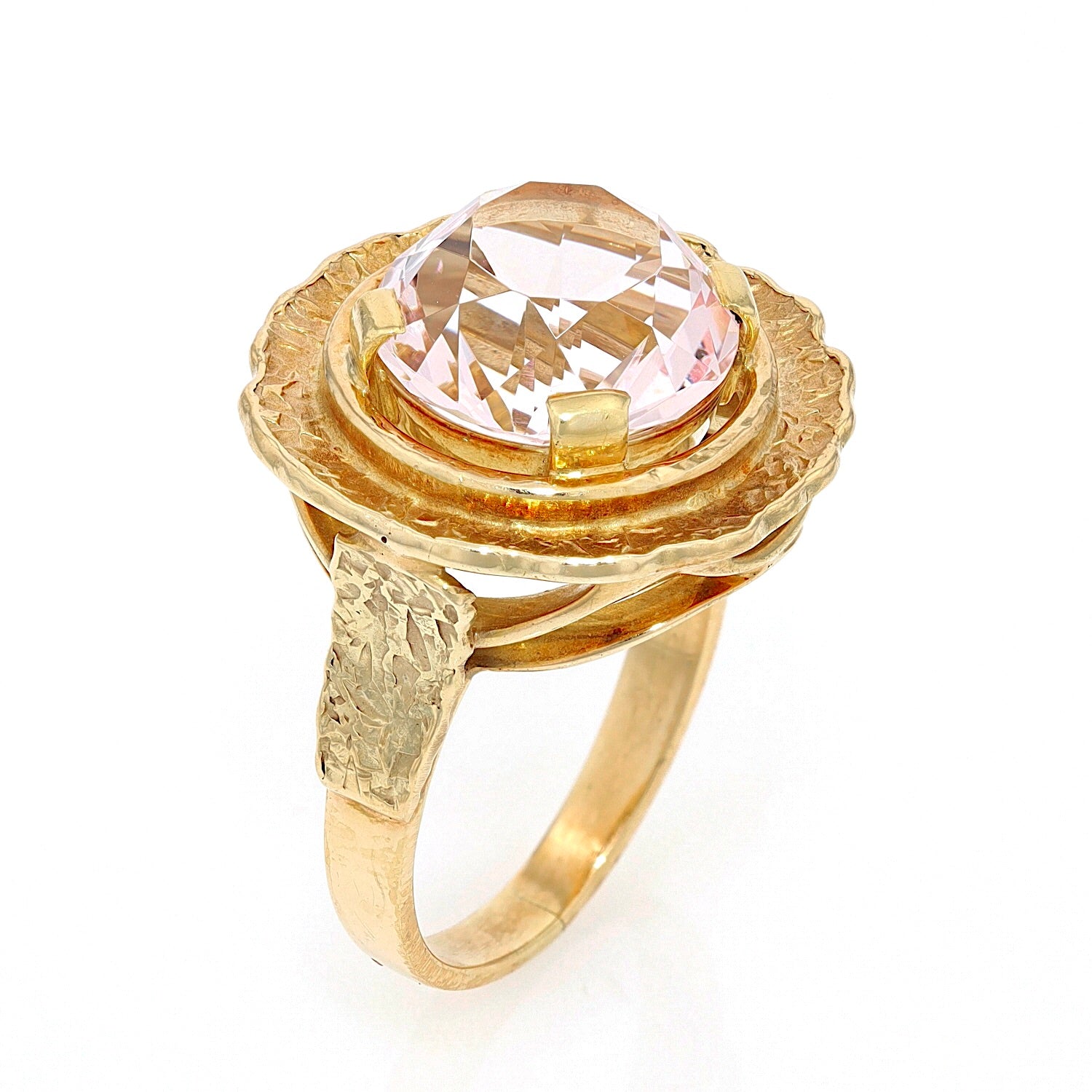 Ring in 585 yellow gold with a large morganite, standing