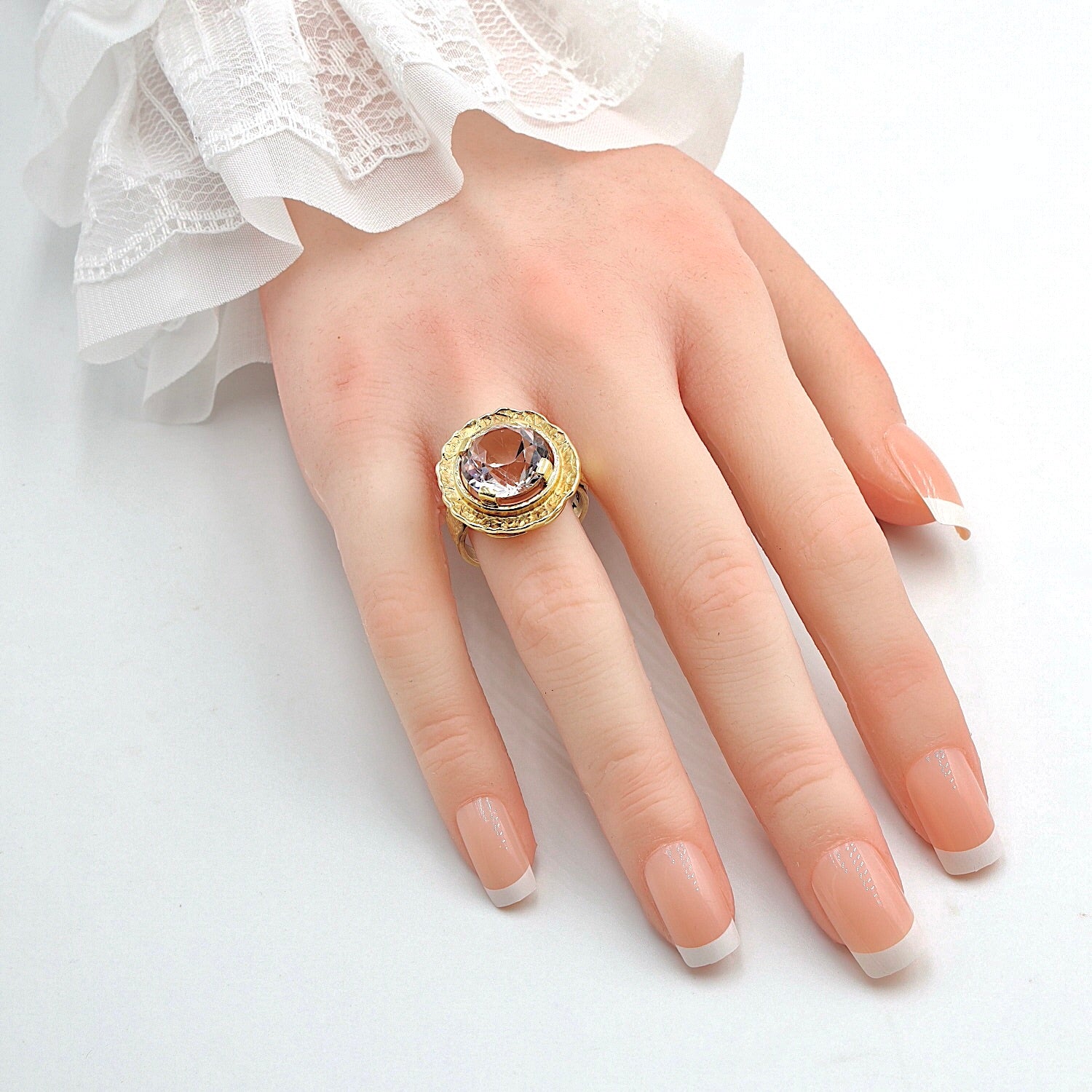 Ring in 585 yellow gold with a large morganite, on the hand