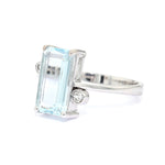 Ring in 750 white gold with an aquamarine and diamonds, turned horizontally to the left