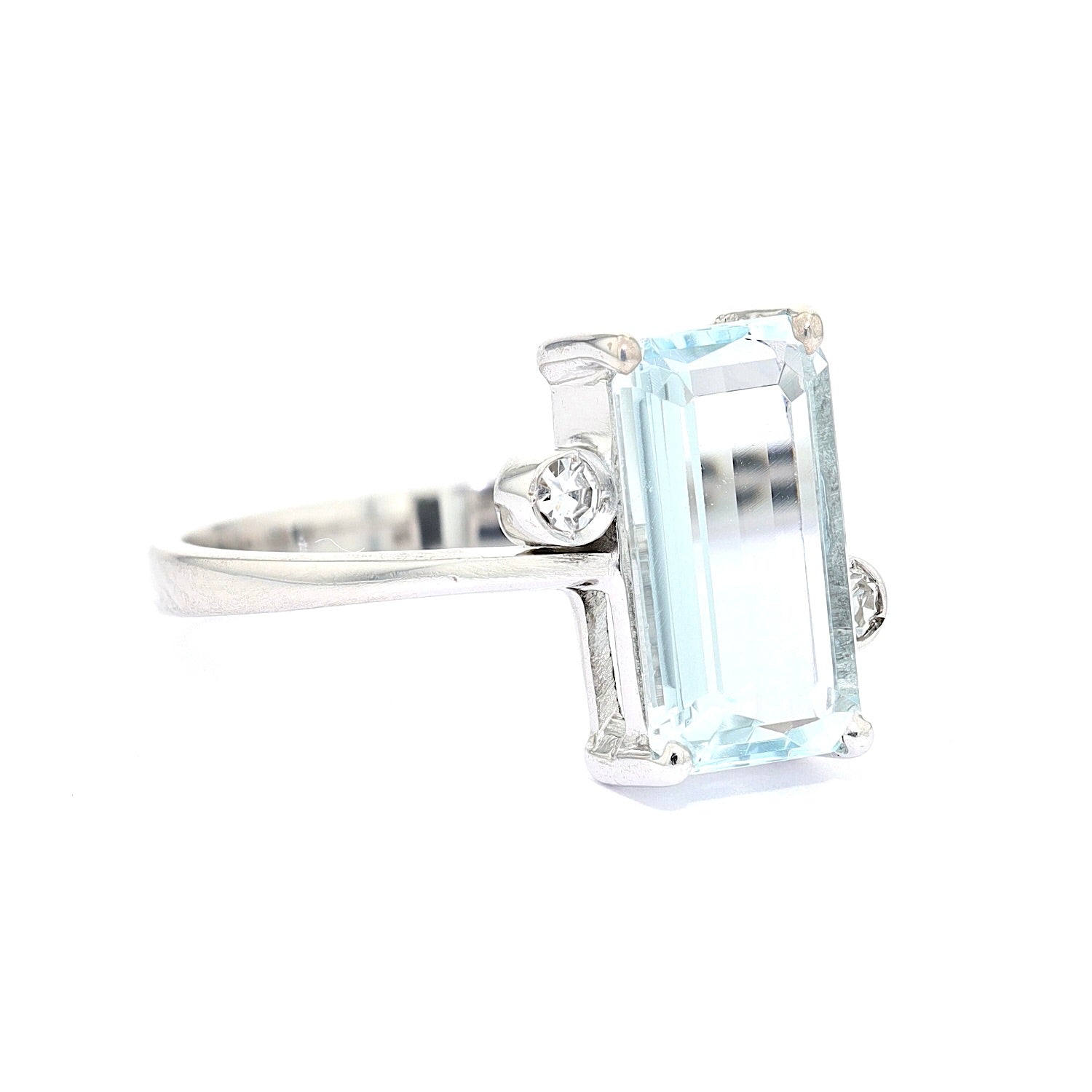 Ring in 750 white gold with an aquamarine and diamonds, turned horizontally to the right