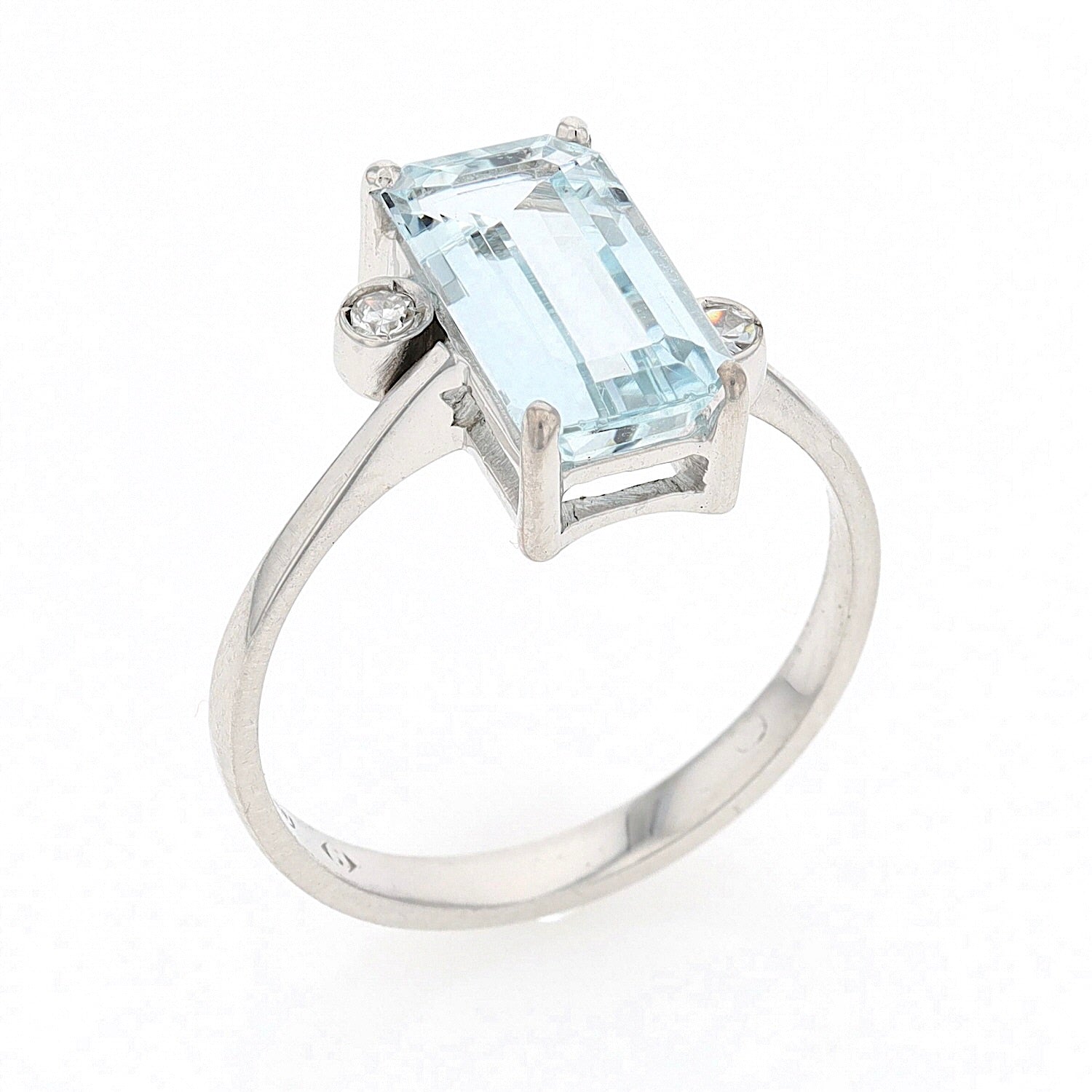 Ring in 750 white gold with an aquamarine and diamonds, standing