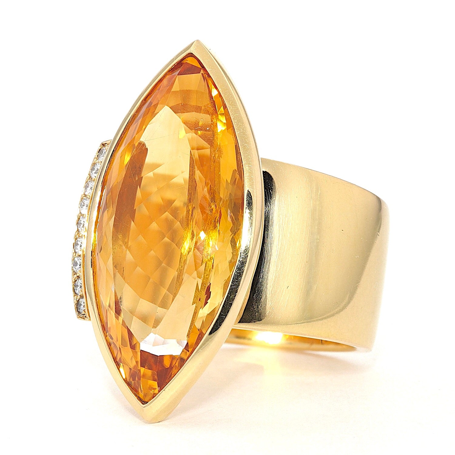 Ring in 750 yellow gold with a large citrine and brilliants, turned horizontally to the left