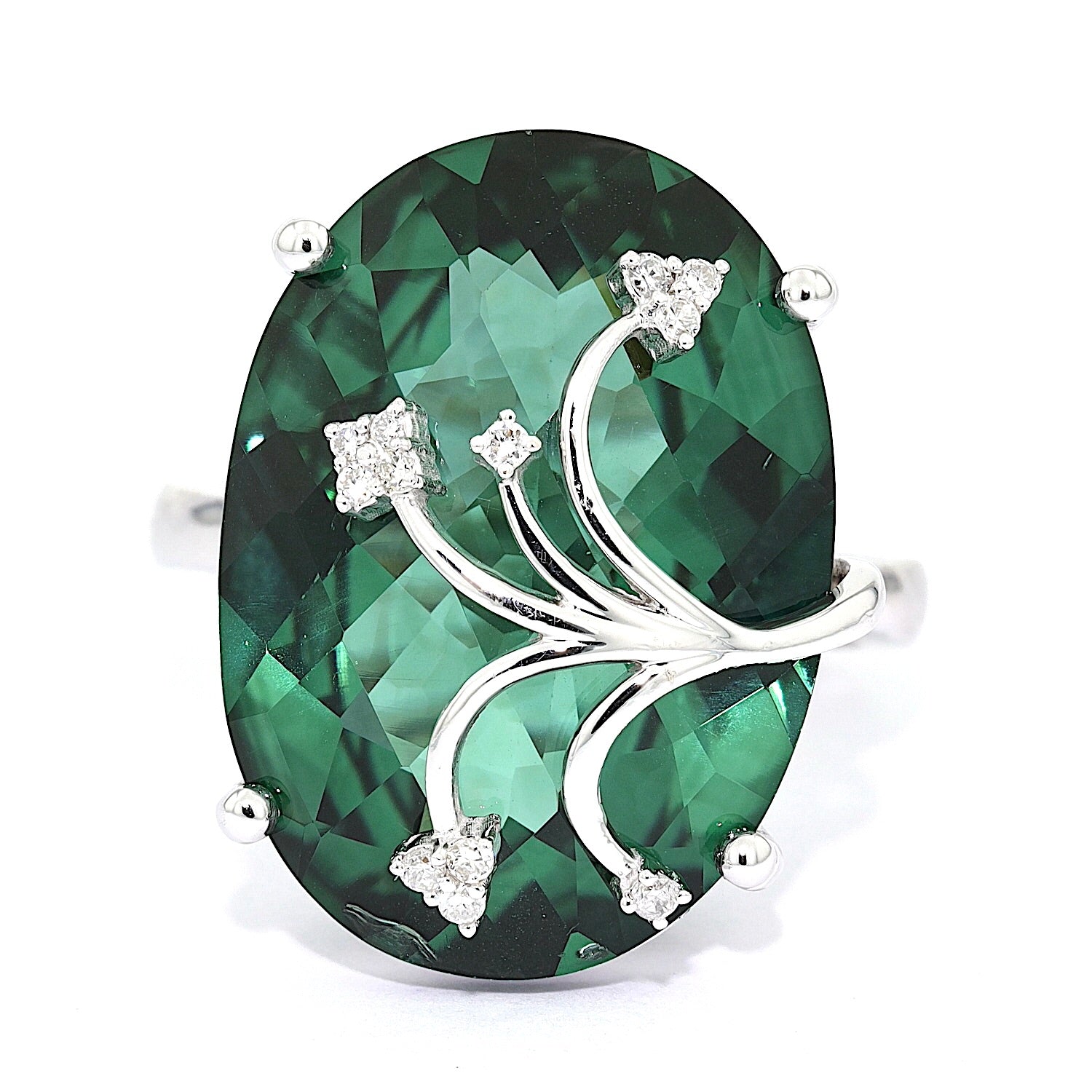 Ring in 750 white gold with a green quartz and brilliants, lying frontally