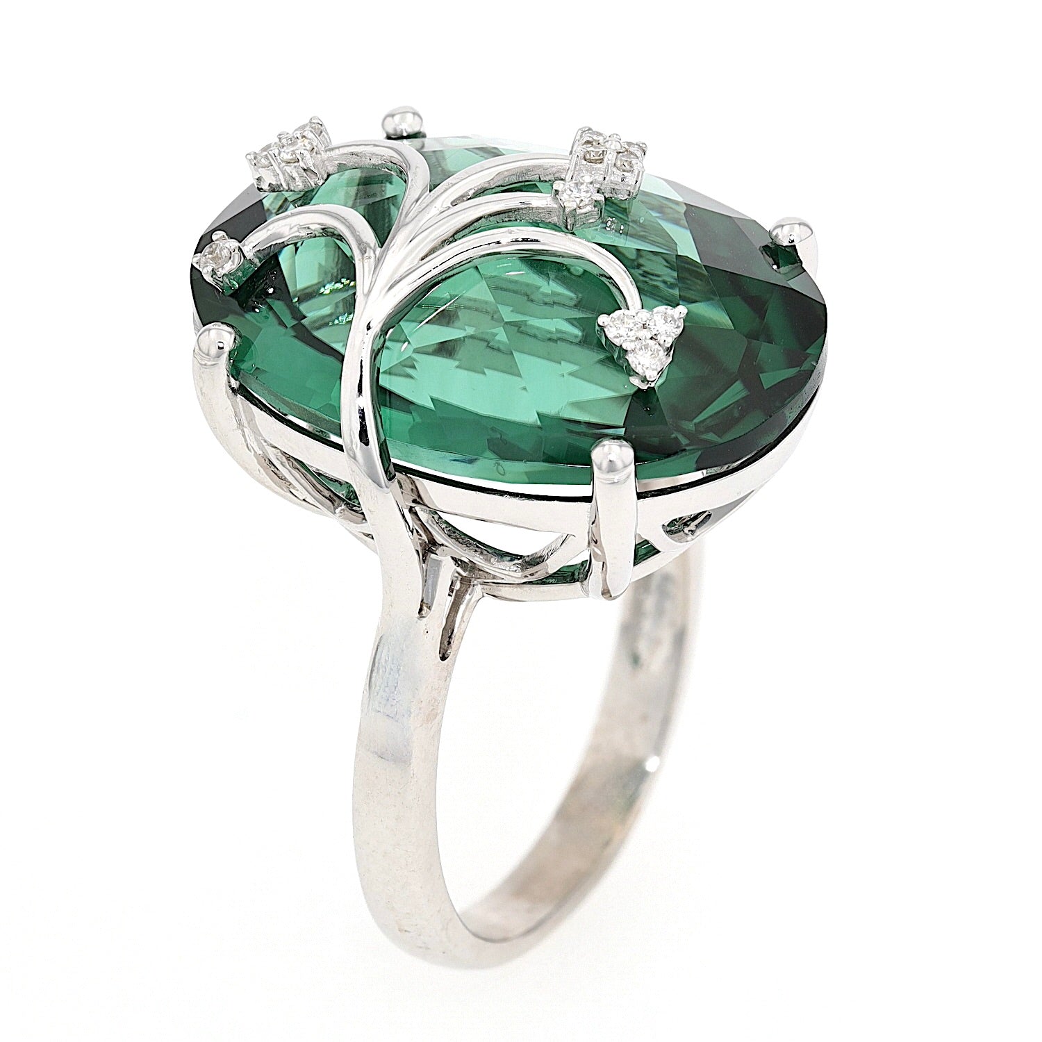 Ring in 750 white gold with a green quartz and brilliants, standing