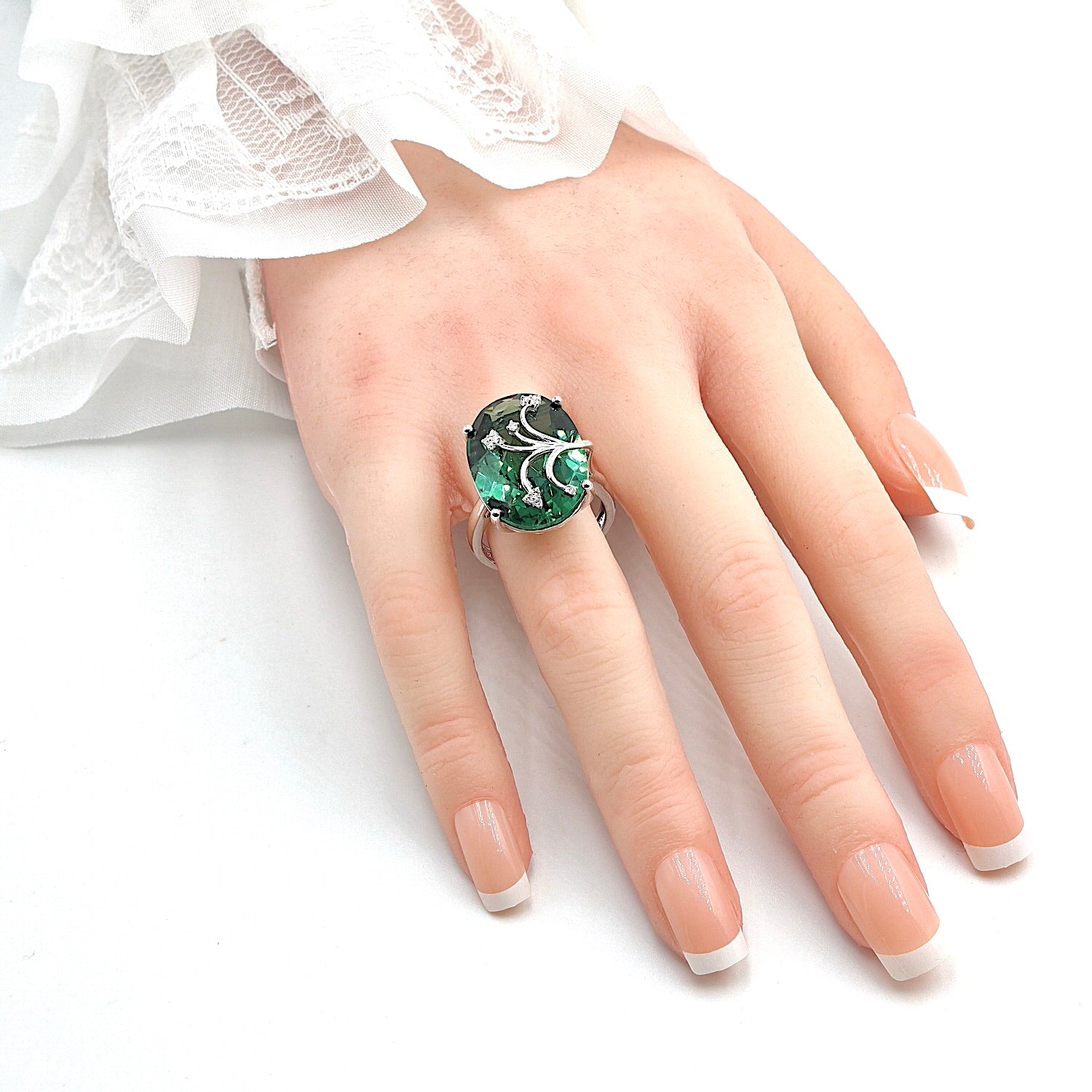 Ring in 750 white gold with a green quartz and brilliants, on the hand