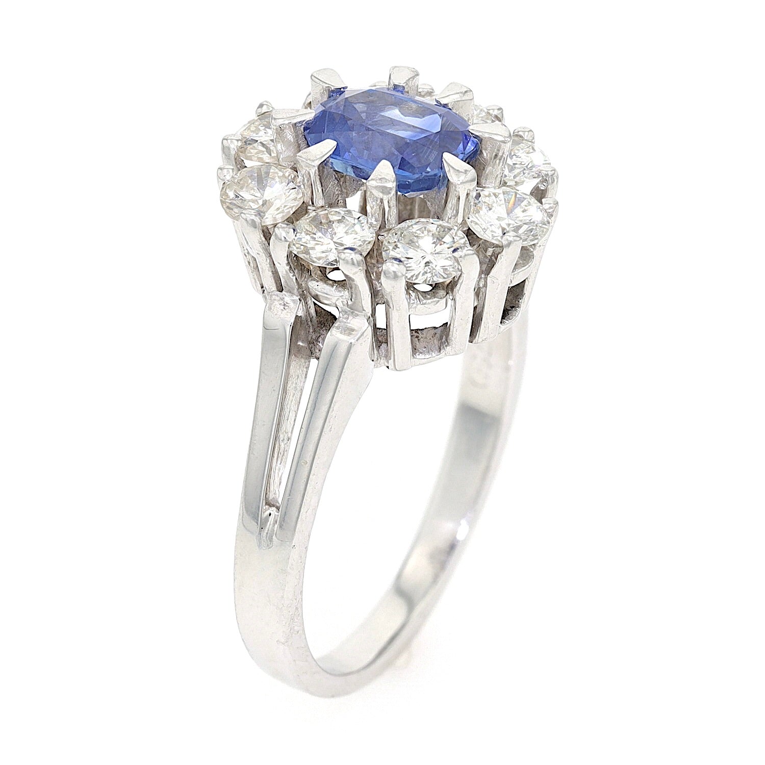 Ring in 750 white gold with a sapphire and brilliants, standing