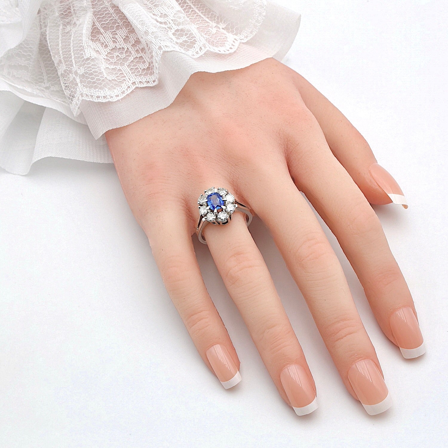 Ring in 750 white gold with a sapphire and brilliants, on the hand