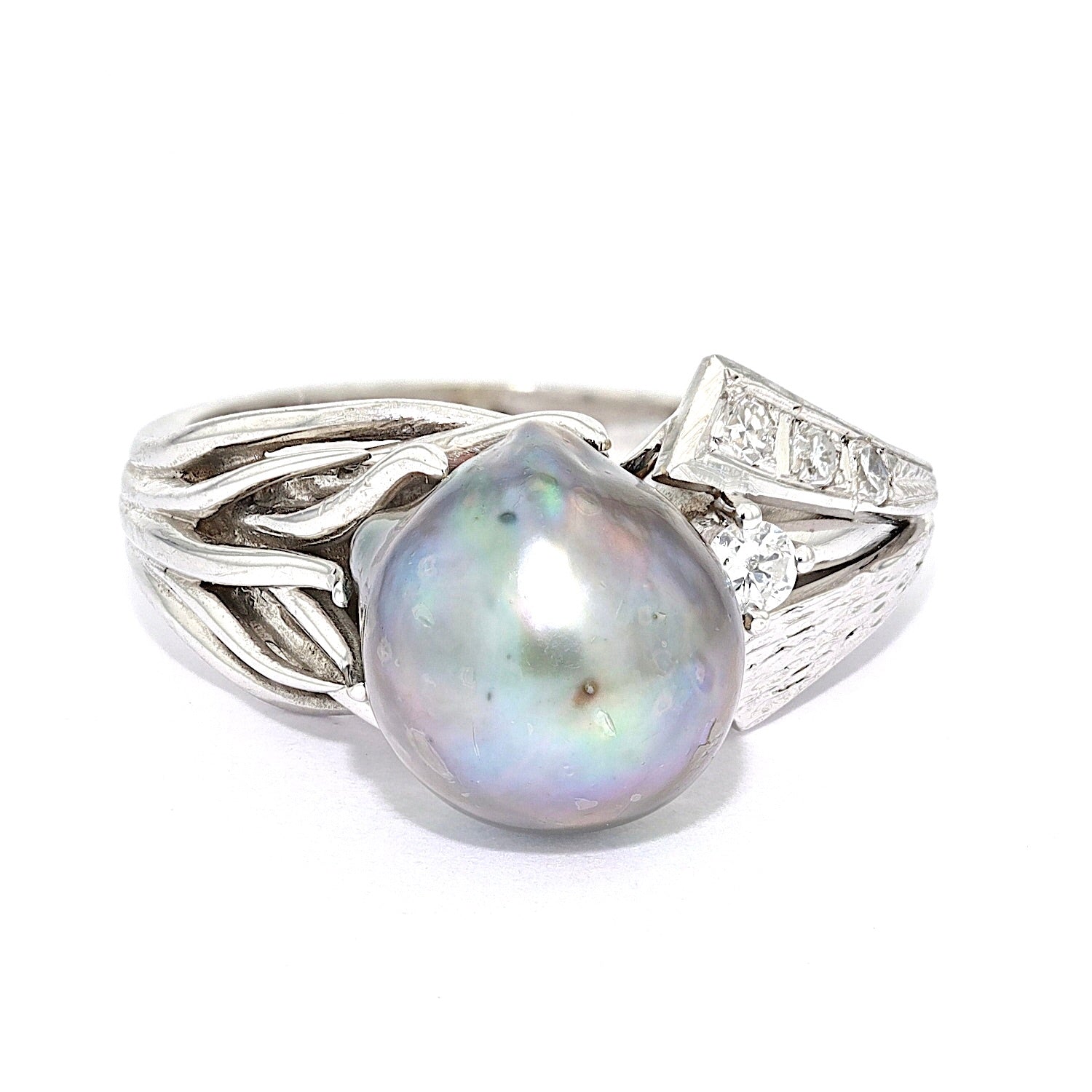 Ring in 590 white gold with a cultured pearl and diamonds, lying frontally