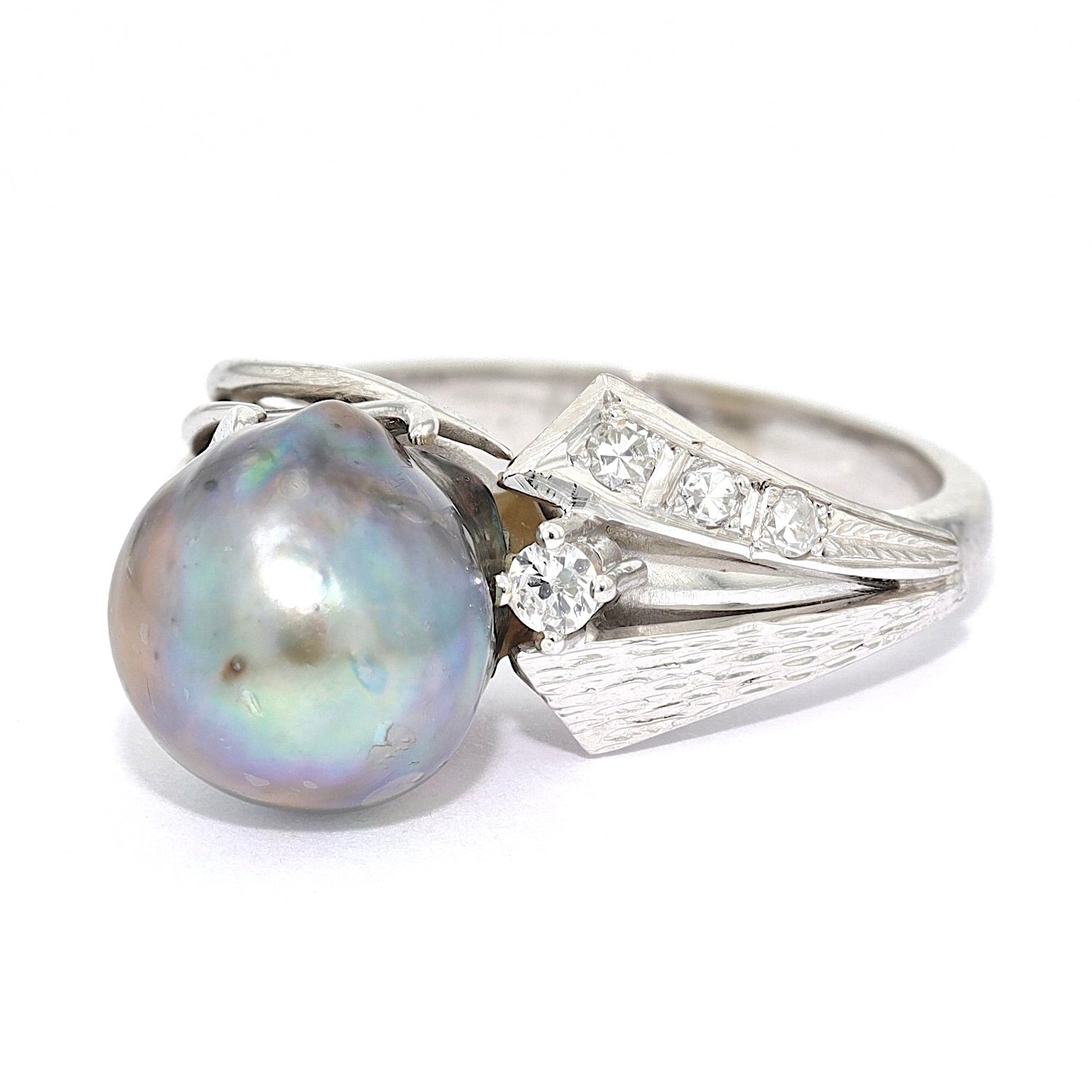 Ring in 590 white gold with a cultured pearl and diamonds, turned horizontally to the left