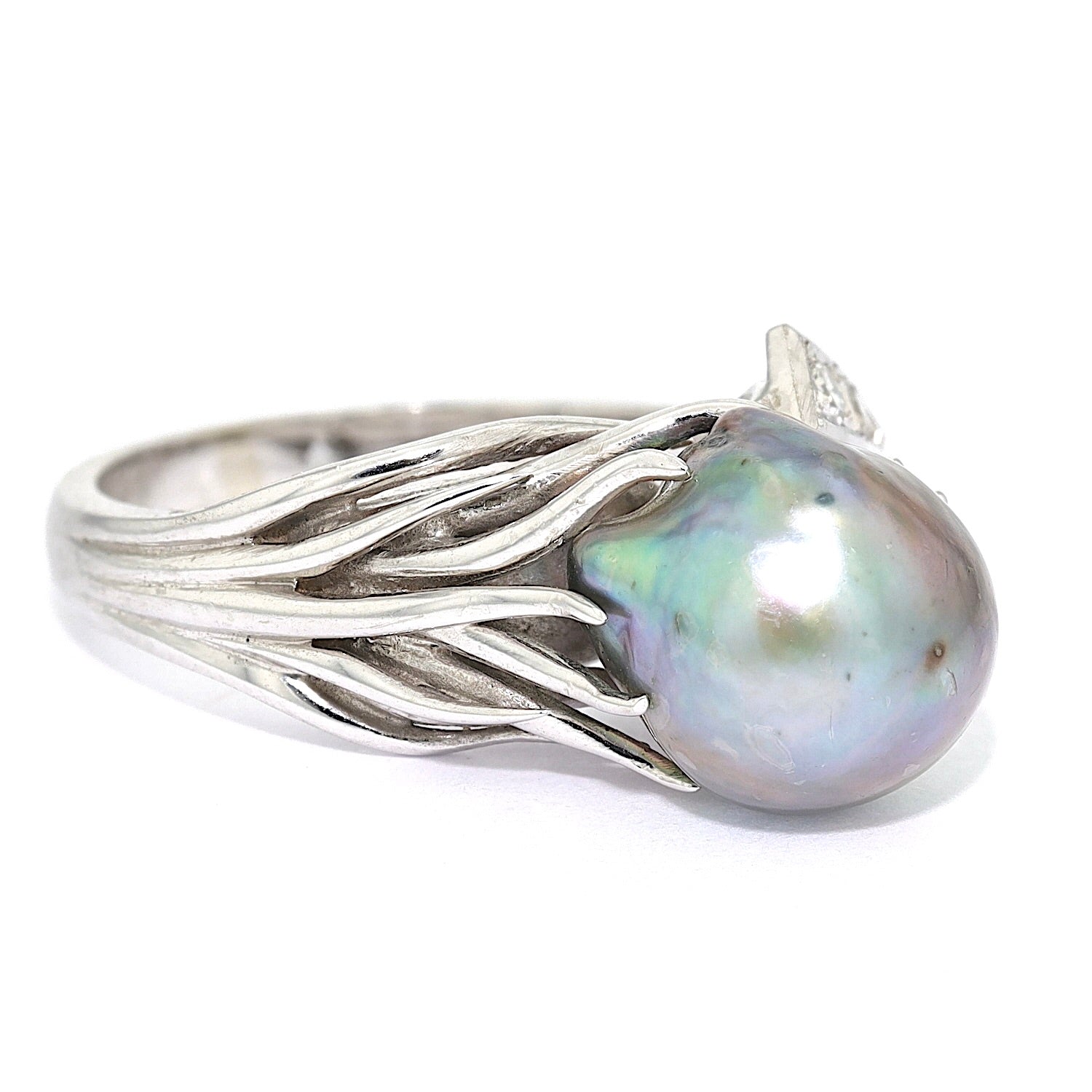 Ring in 590 white gold with a cultured pearl and diamonds, turned horizontally to the right