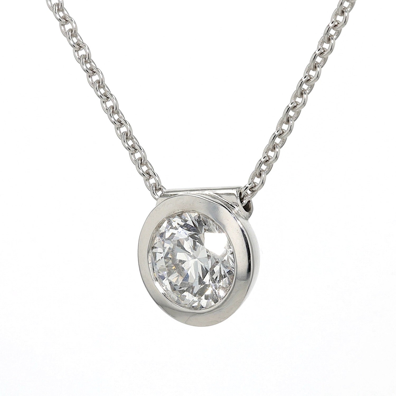 Necklace with a pendant in 750 white gold with a brilliants 1.11 ct, hanging left turned close-up