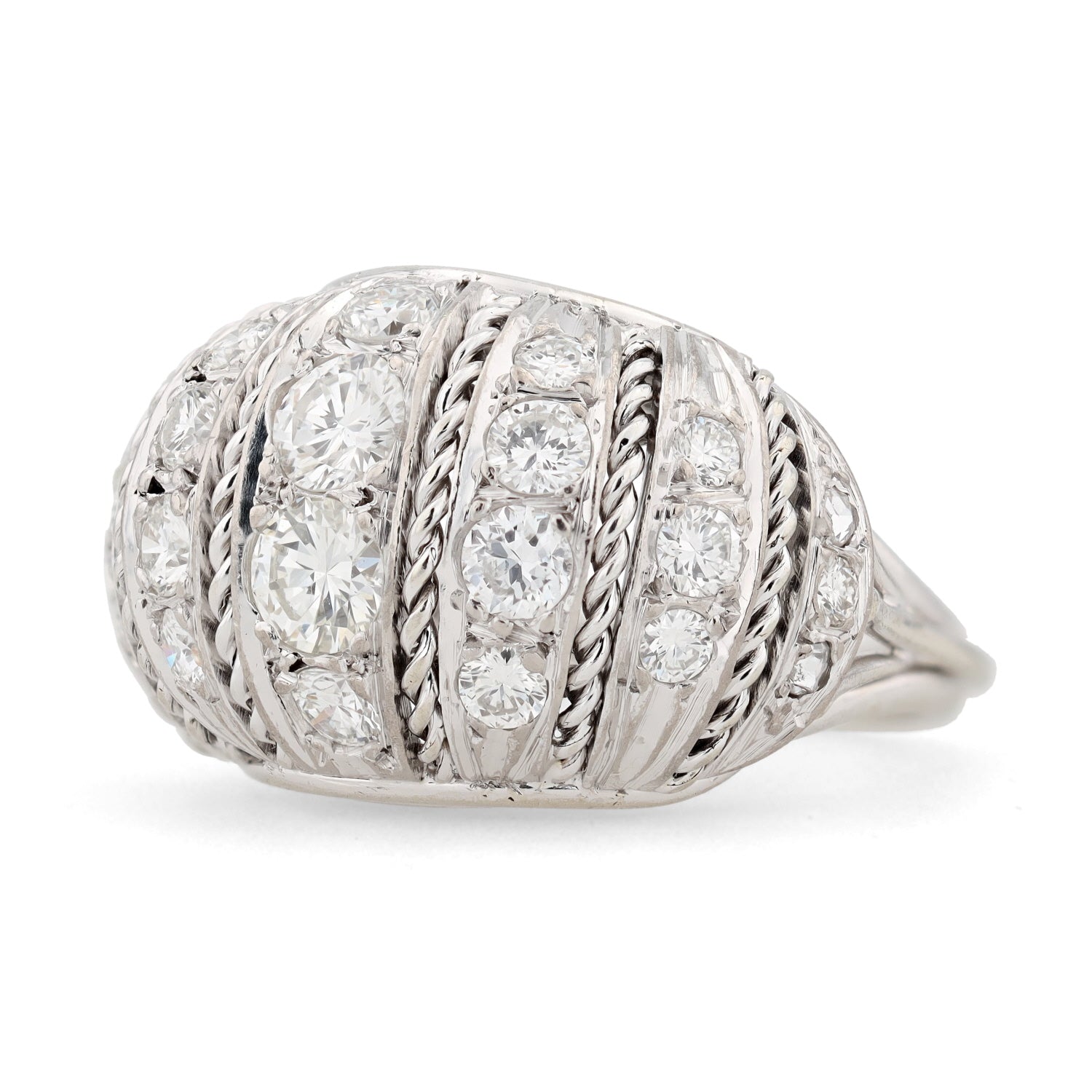 Ring in 585 white gold with brilliants and diamonds, turned horizontally to the left