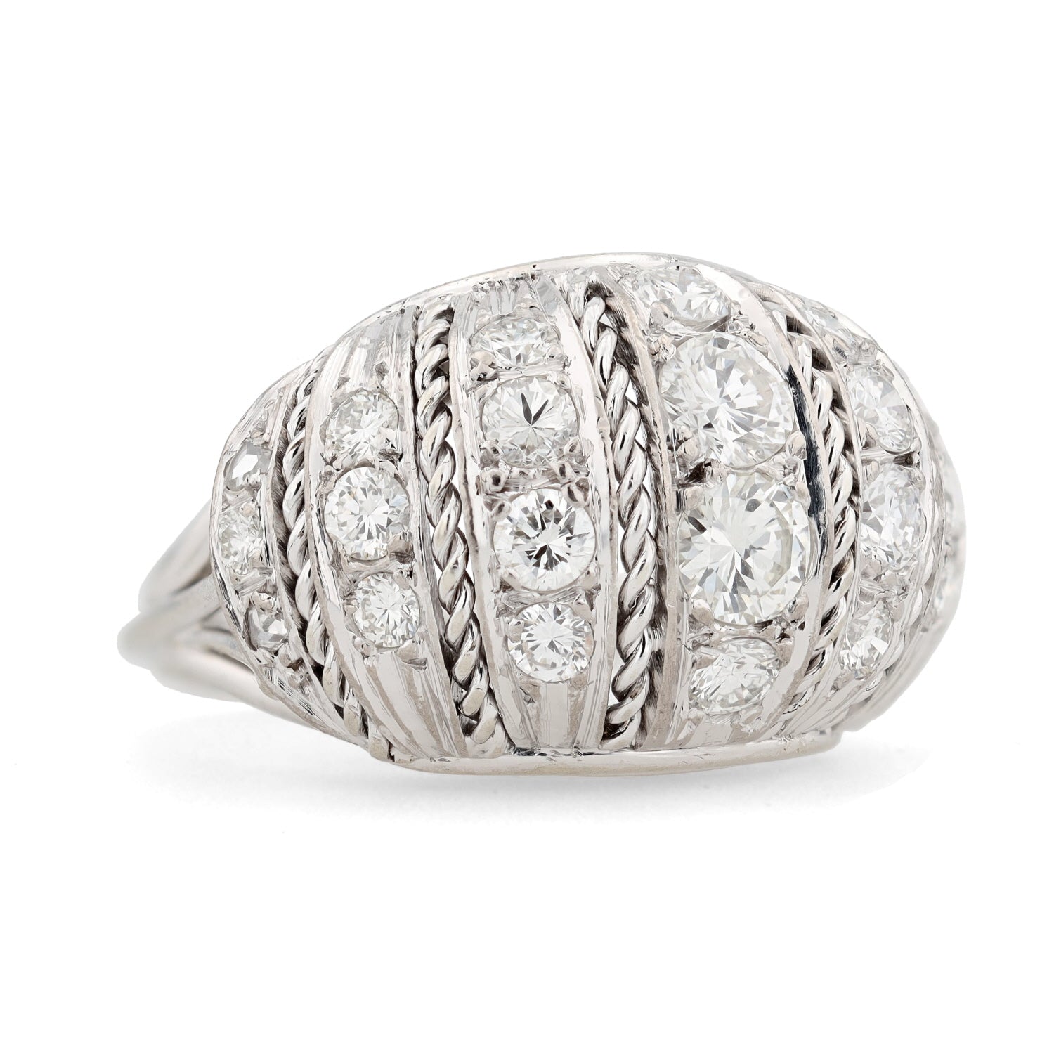 Ring in 585 white gold with brilliants and diamonds, turned horizontally to the right