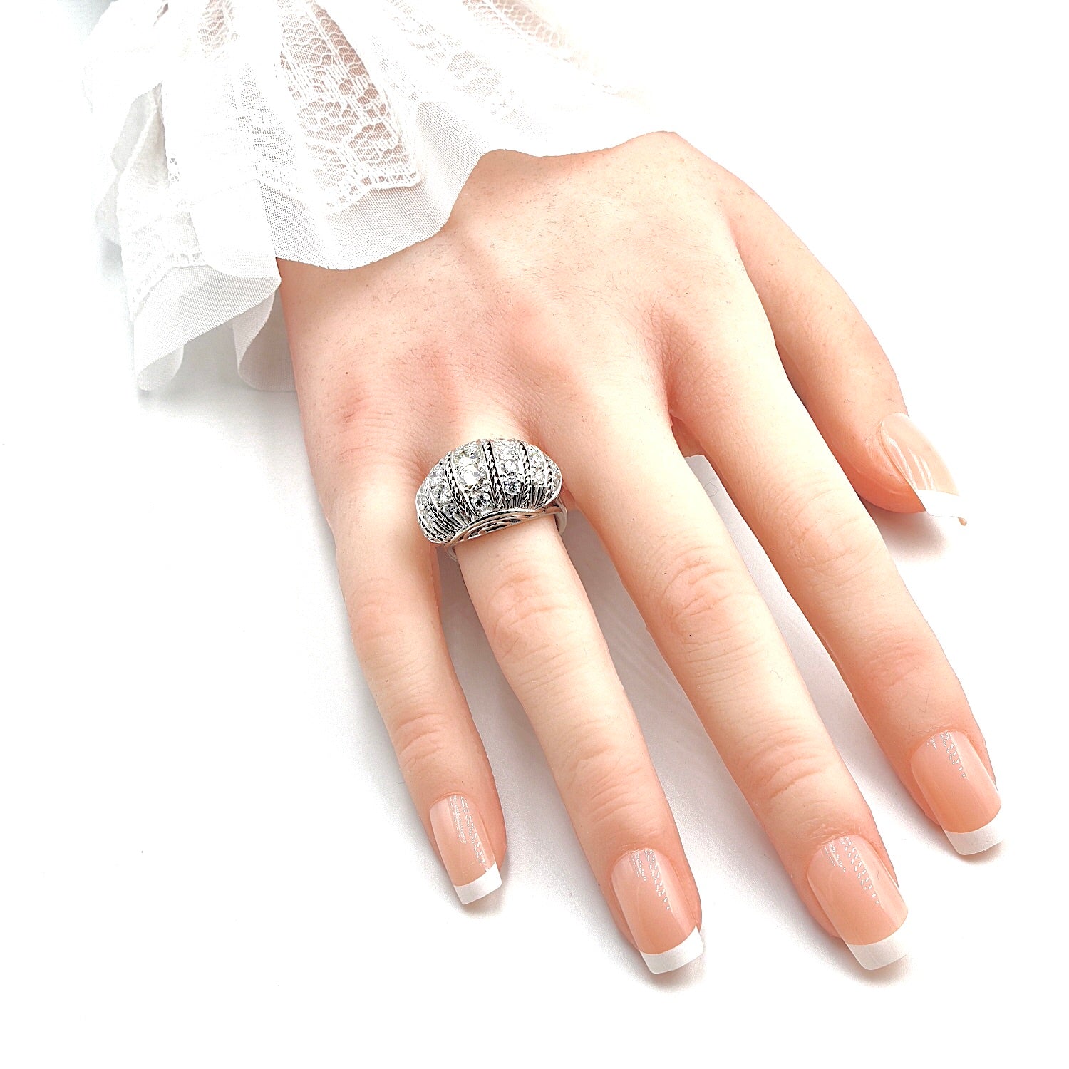 Ring in 585 white gold with brilliants and diamonds, on the hand