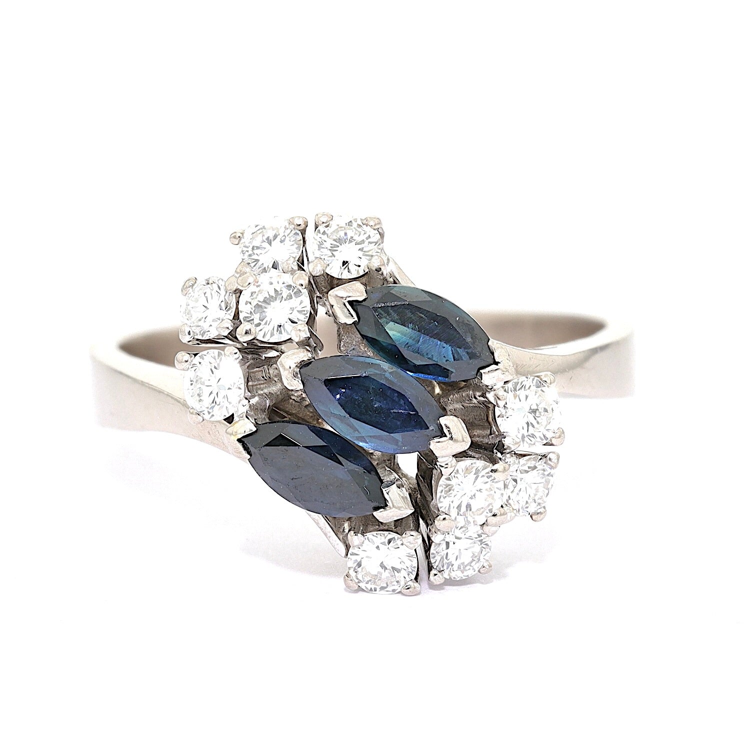 Ring in 750 white gold with sapphires and brilliants, lying frontal