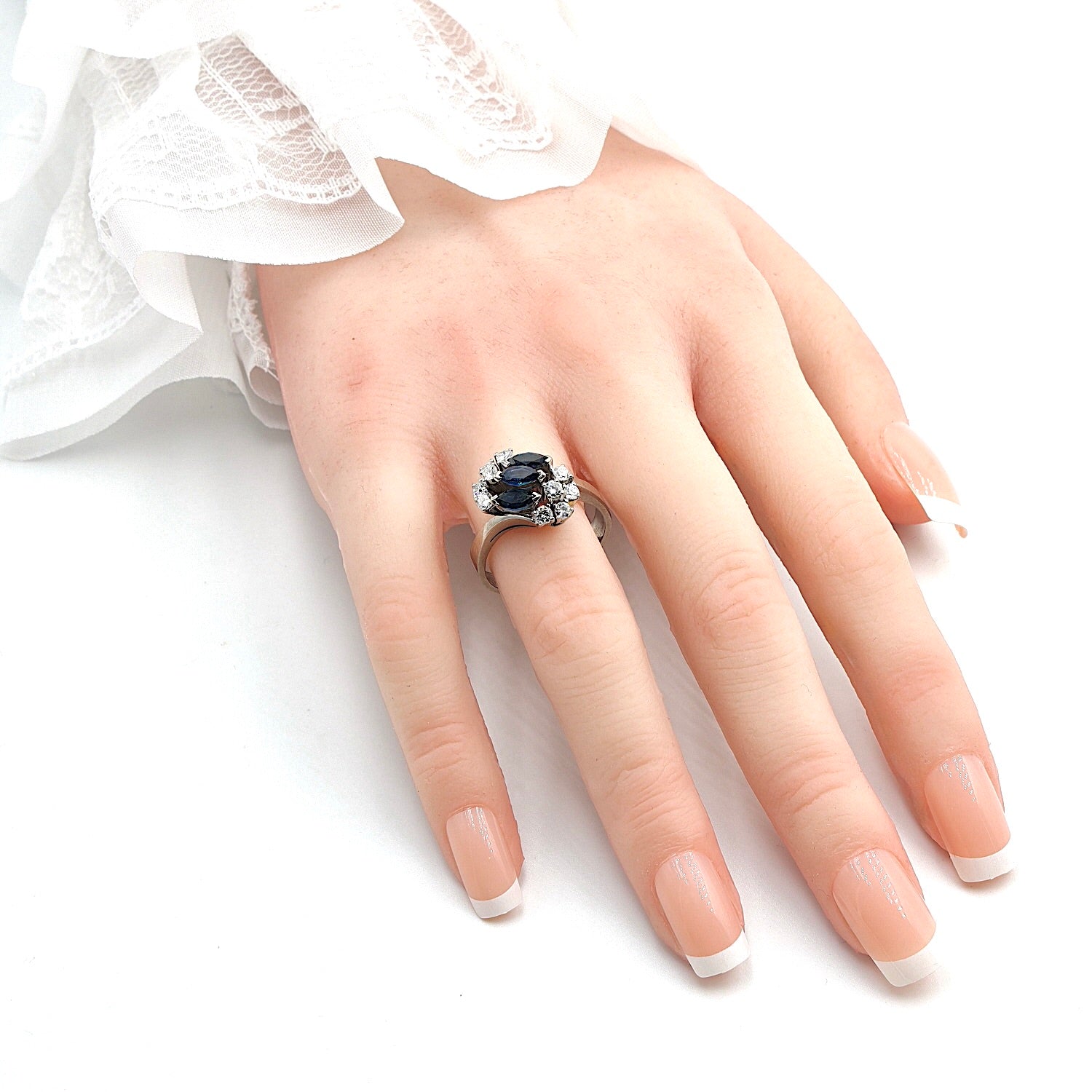 Ring in 750 white gold with sapphires and brilliants, on the hand