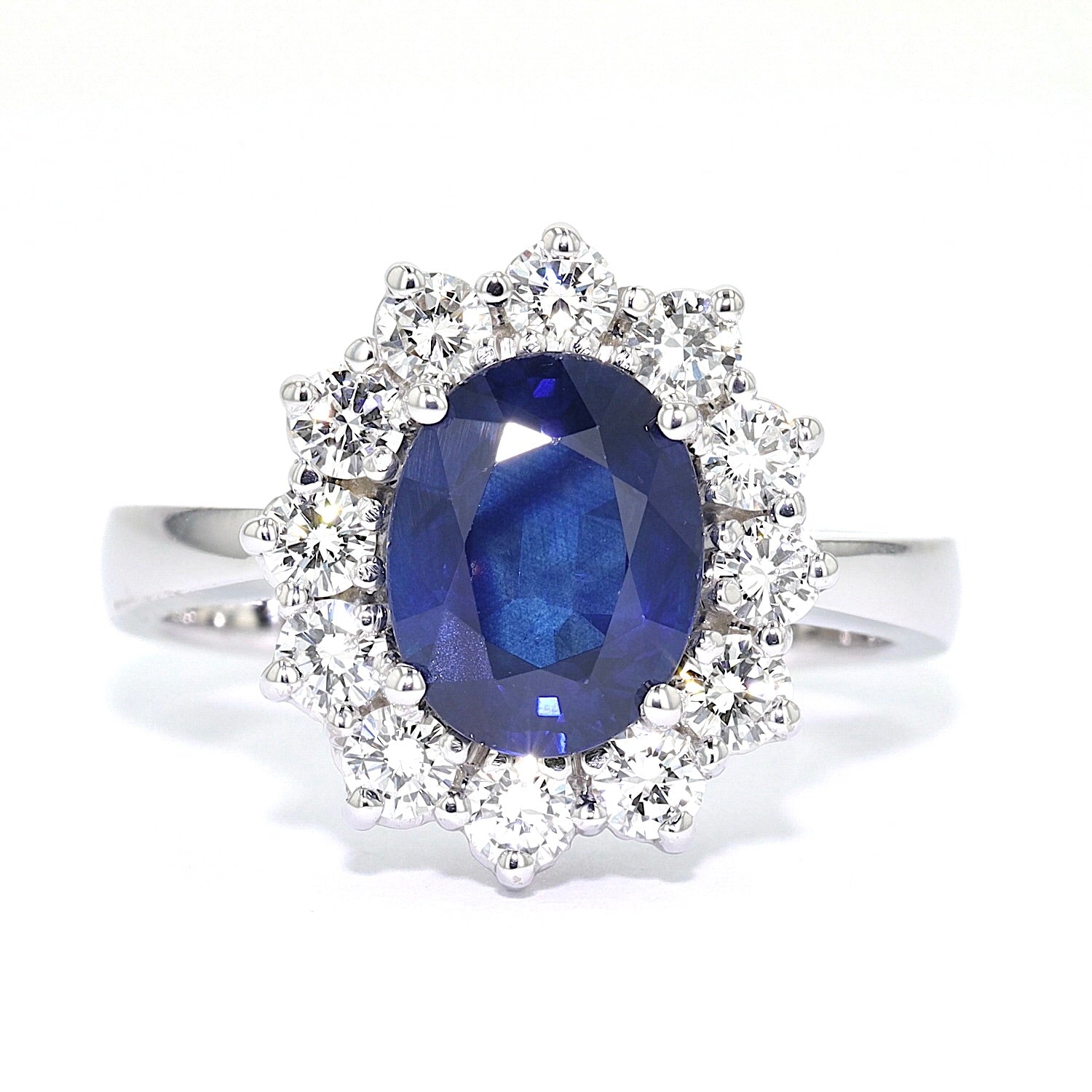 Ring in 750 white gold with a sapphire and brilliants, lying frontally