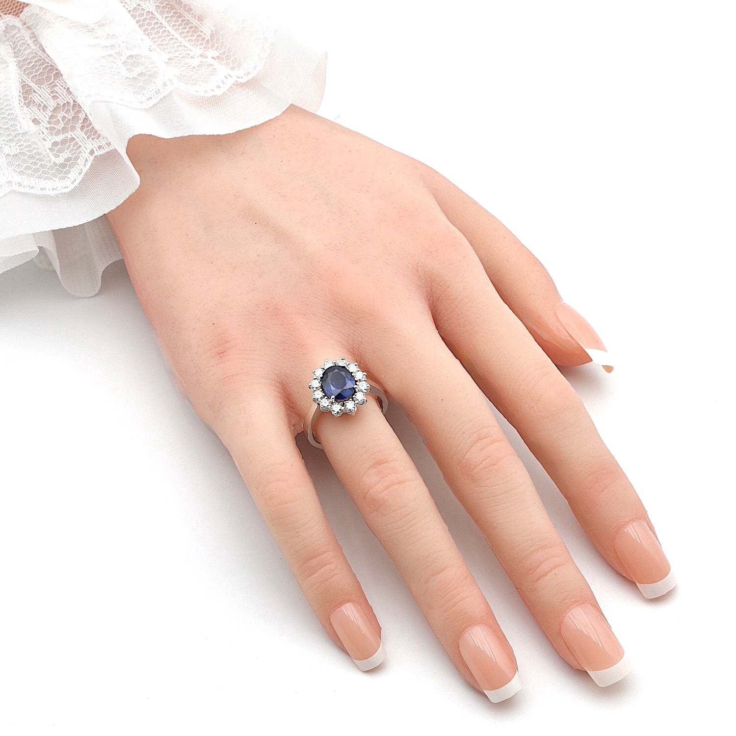 Ring in 750 white gold with a sapphire and brilliants, on the hand