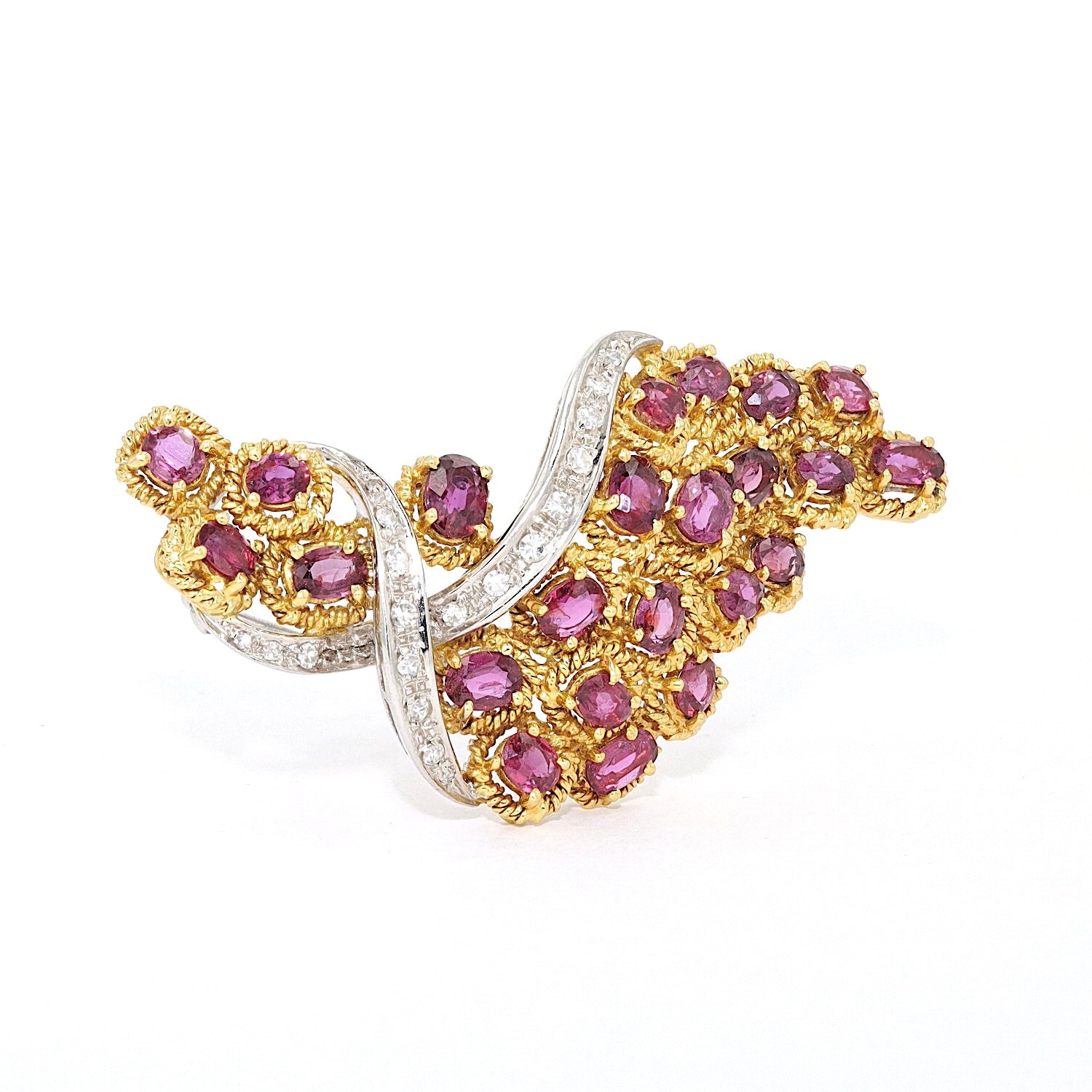 Brooch in 750 gold bicolor with rubies and diamonds, standing turned right