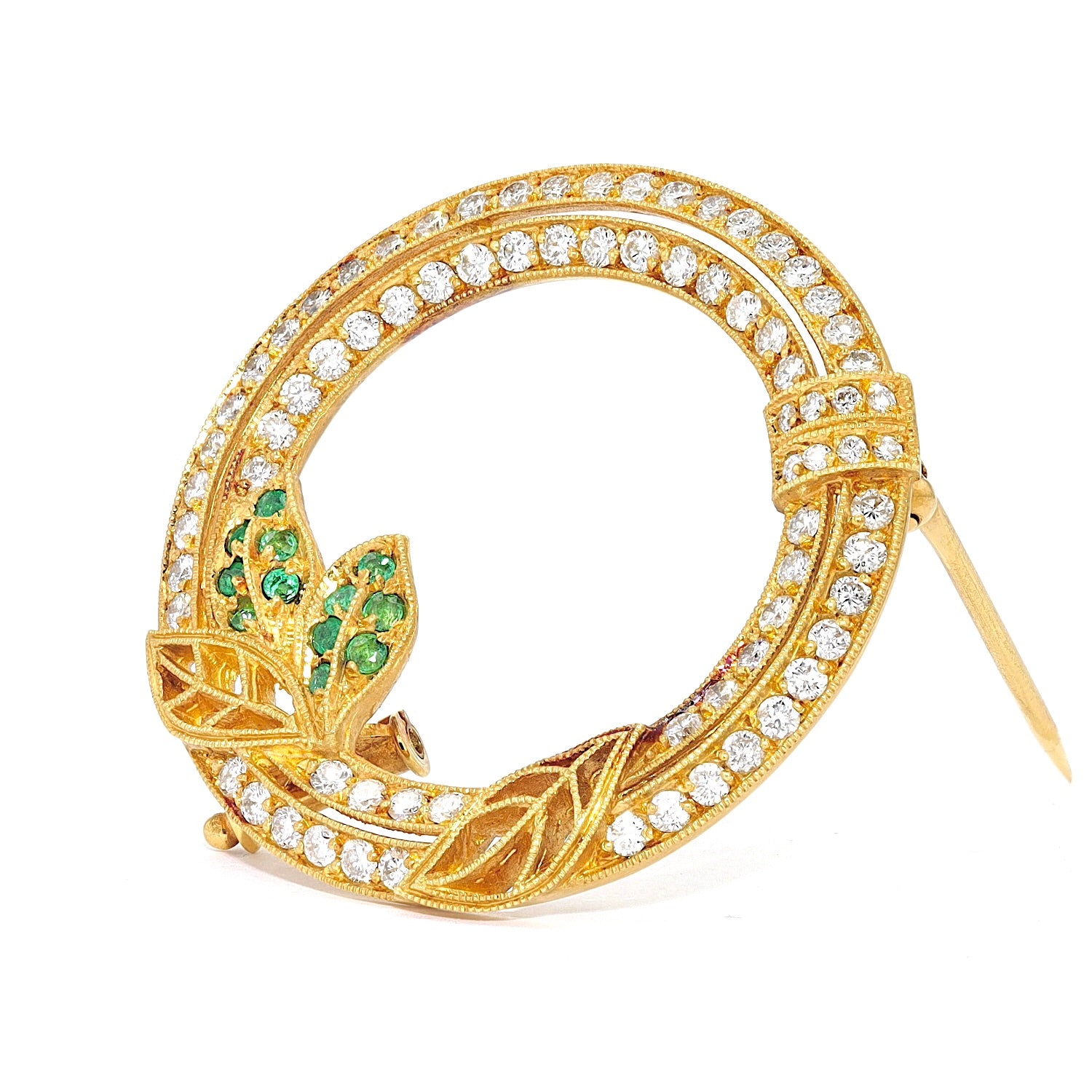 Brooch in 750 yellow gold with brilliants and emeralds, standing, turned inwards