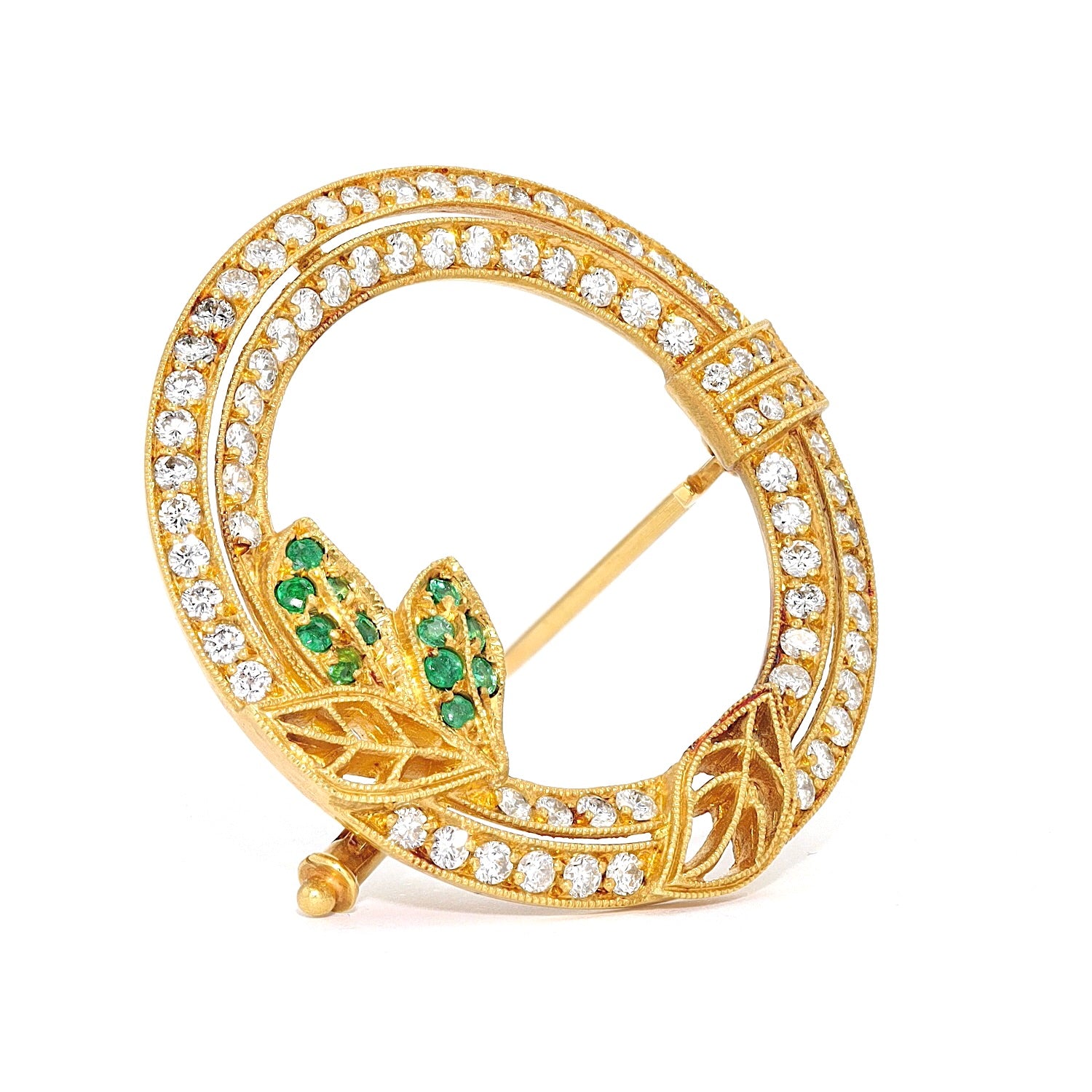 Brooch in 750 yellow gold with brilliants and emeralds, standing turned to the right