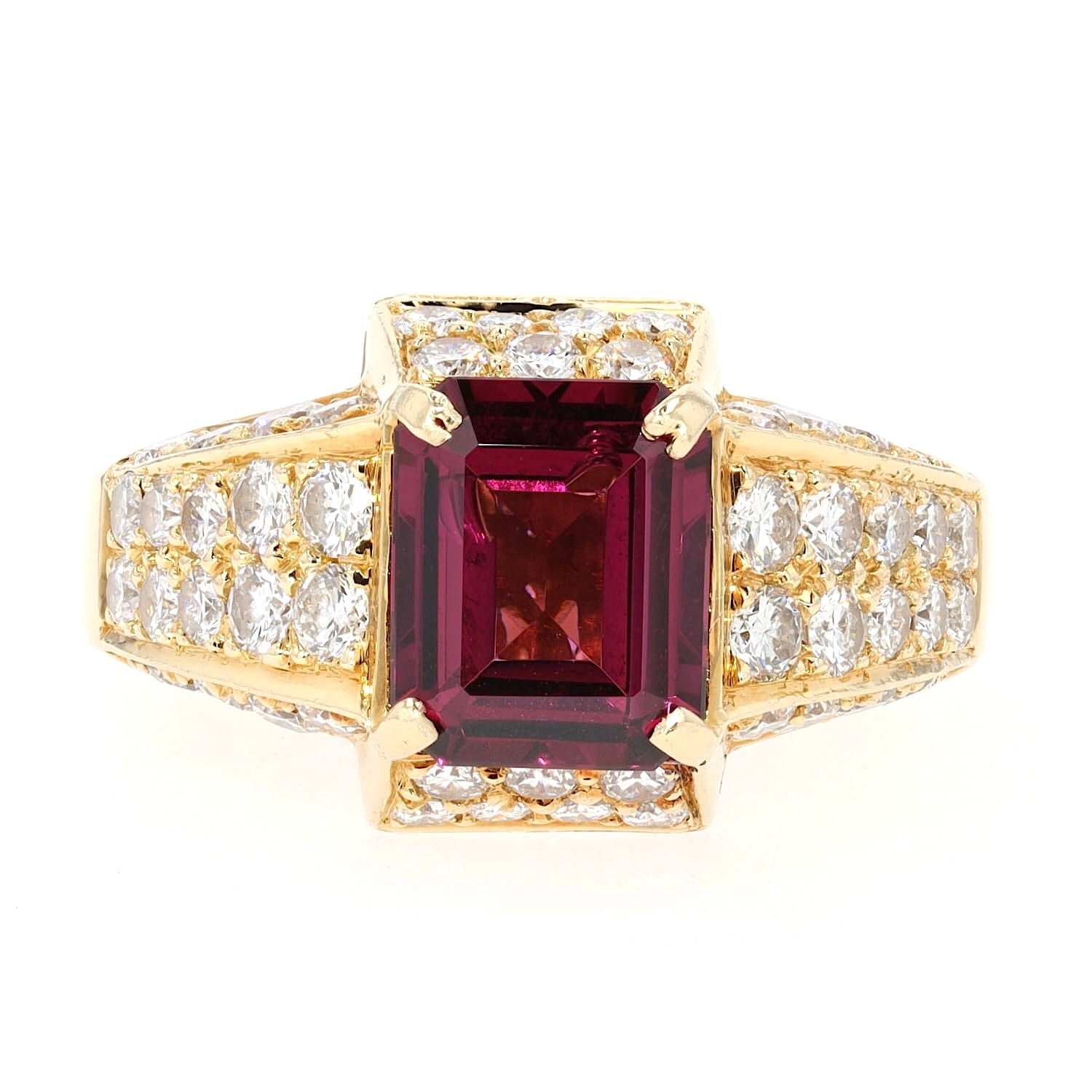 Ring in 750 yellow gold with an almandine garnet and brilliants, lying frontally