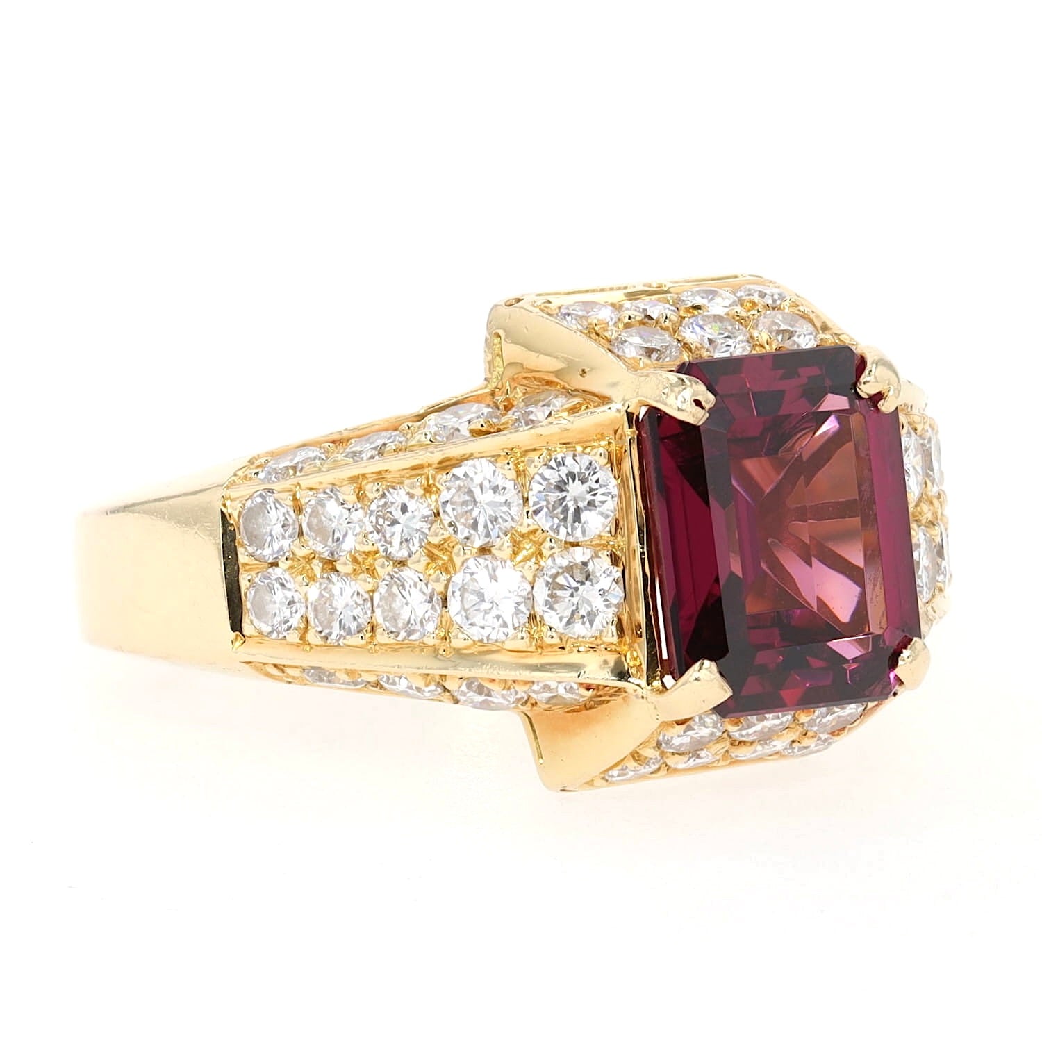 Ring in 750 yellow gold with an almandine garnet and brilliants, turned horizontally to the right